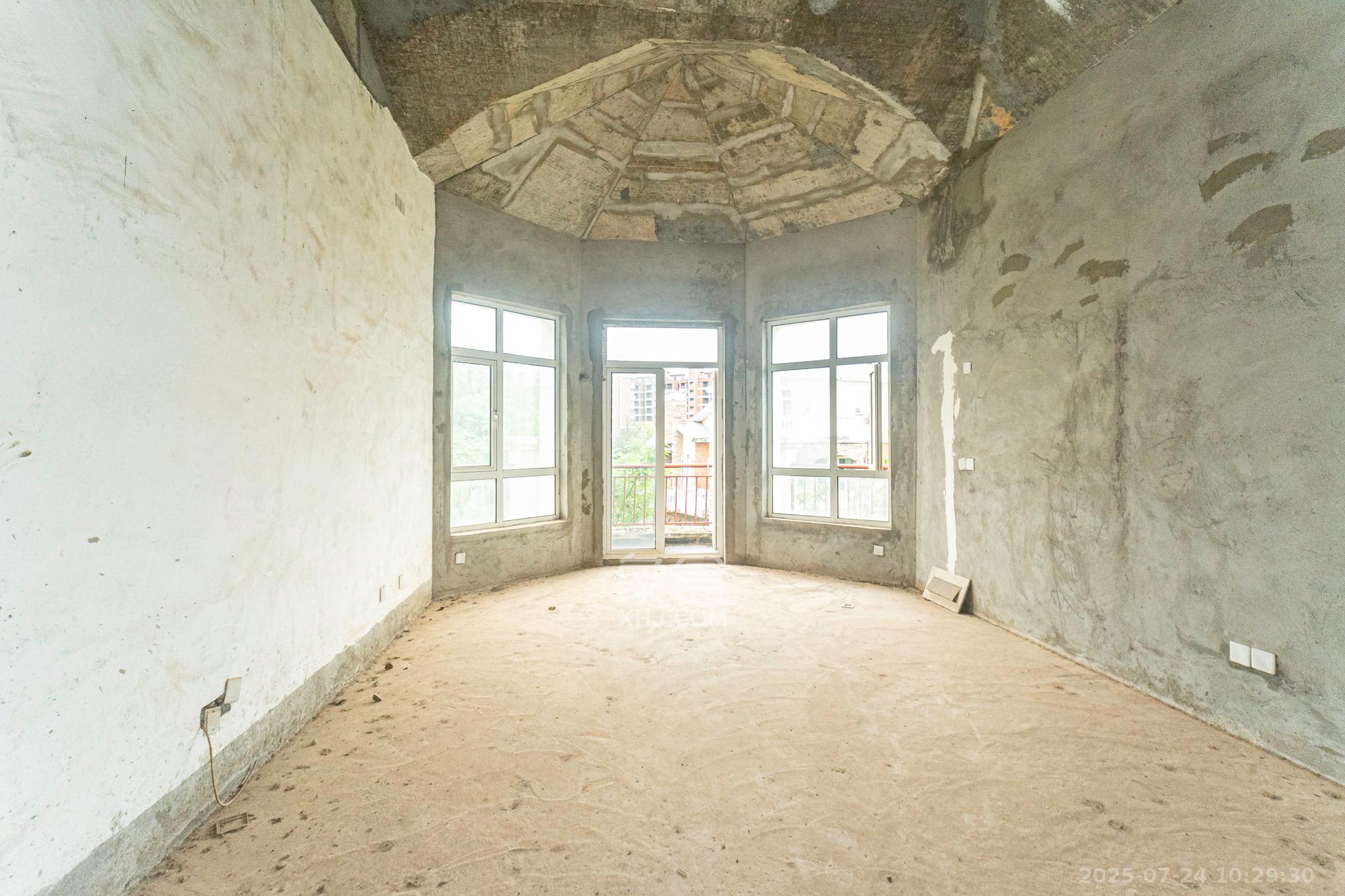 水印山城  6室2厅2卫    368.0万 水印山城  6室2厅2卫    368.0万客厅