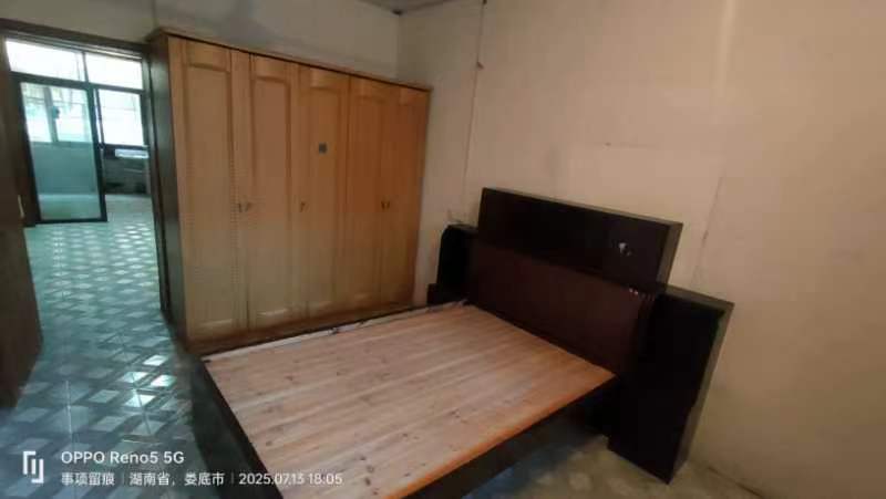 春园石化家属楼 2室2厅1卫 38.8万 春园石化家属楼 2室2厅1卫 38.8万客厅