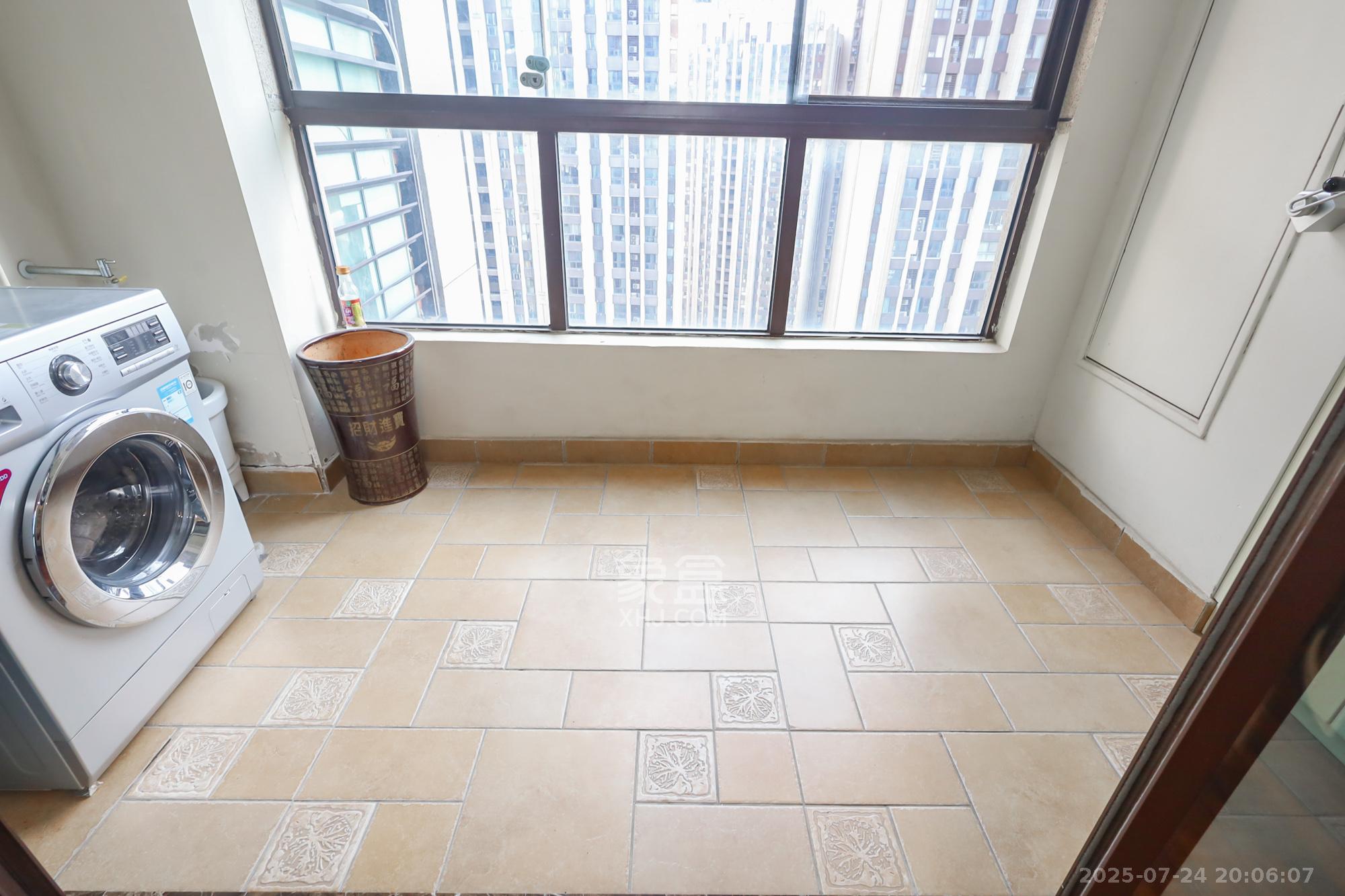 绿地中央广场 3室2厅2卫 125.0万 绿地中央广场 3室2厅2卫 125.0万阳台