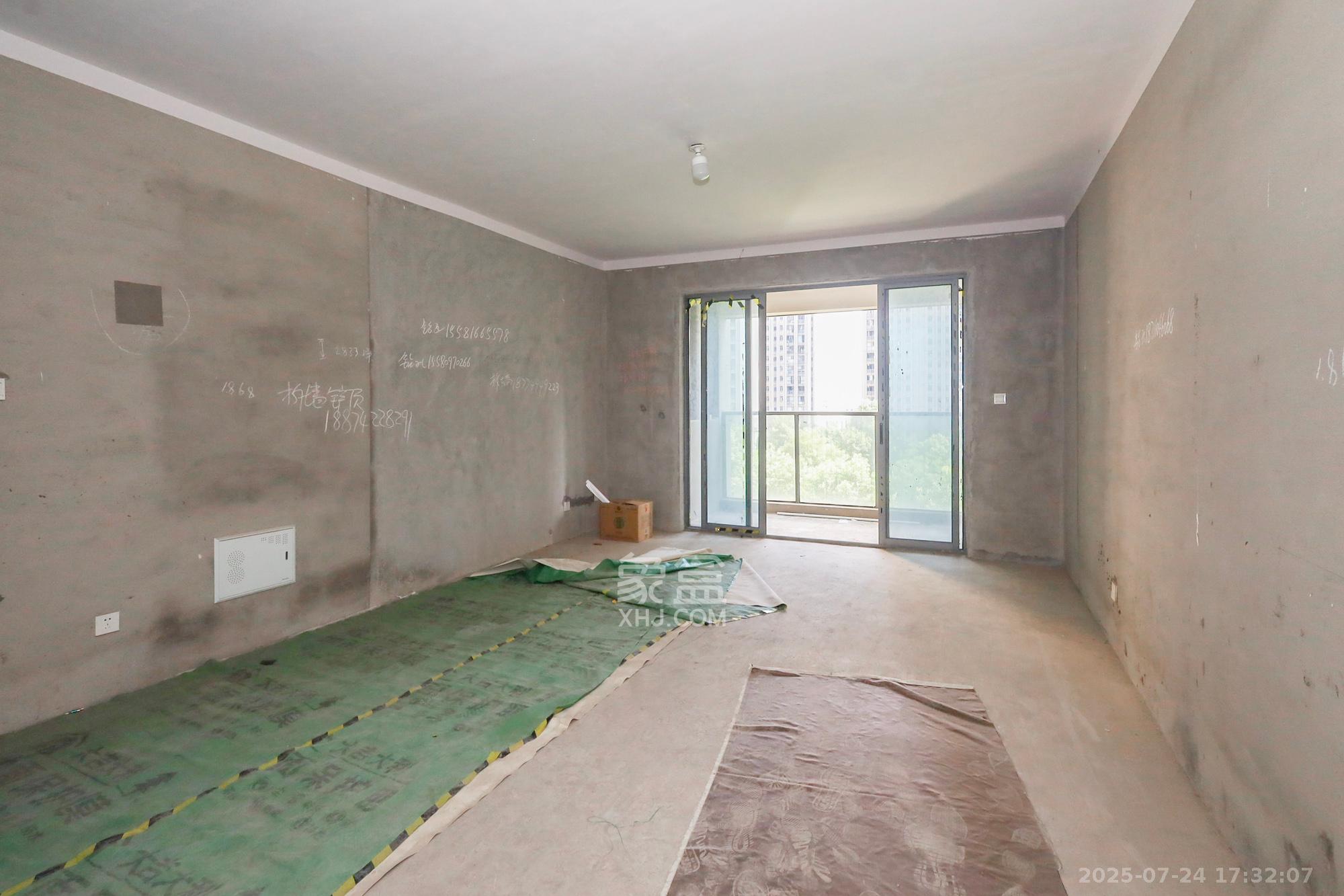 八方小区B区  1室2厅2卫    398.0万 八方小区B区  1室2厅2卫    398.0万客厅