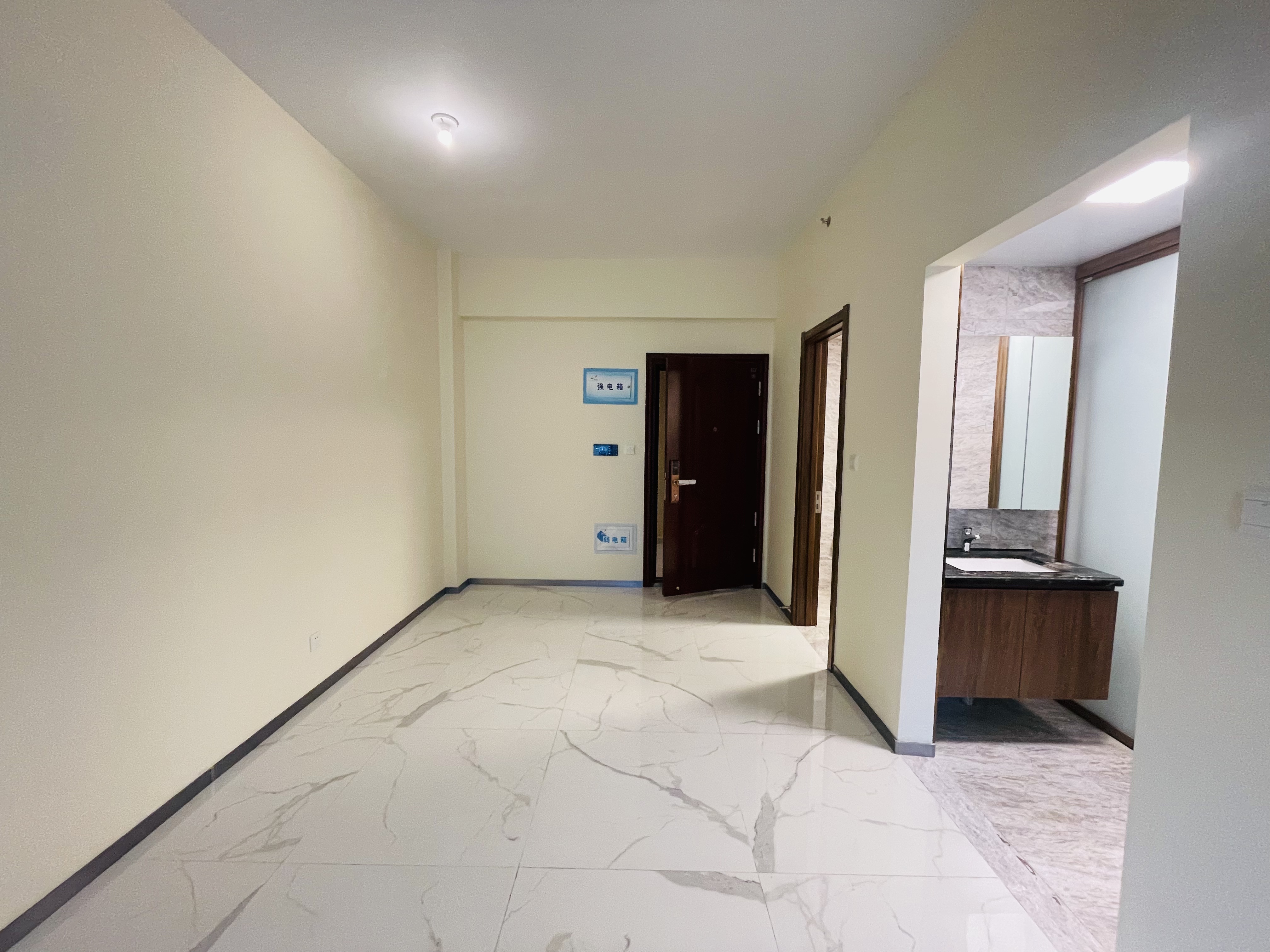 滨江海岸三期 1室1厅1卫 2100.00元/月 滨江海岸三期 1室1厅1卫 2100.00元/月室内图