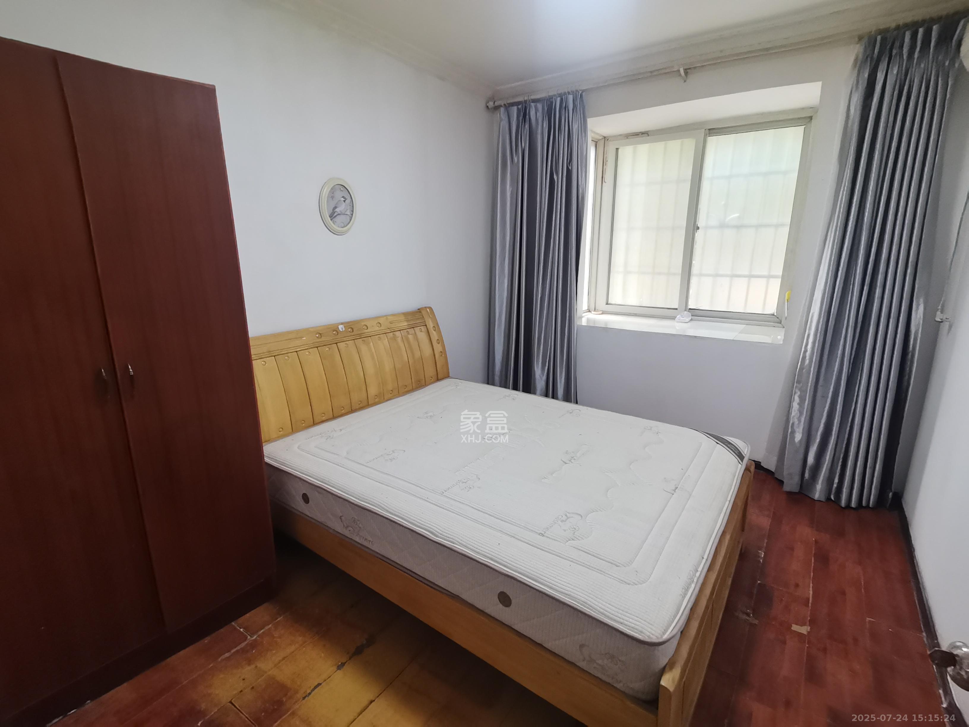 玛依拉山庄 3室2厅1卫 2400.0元/月 玛依拉山庄 3室2厅1卫 2400.0元/月室内图