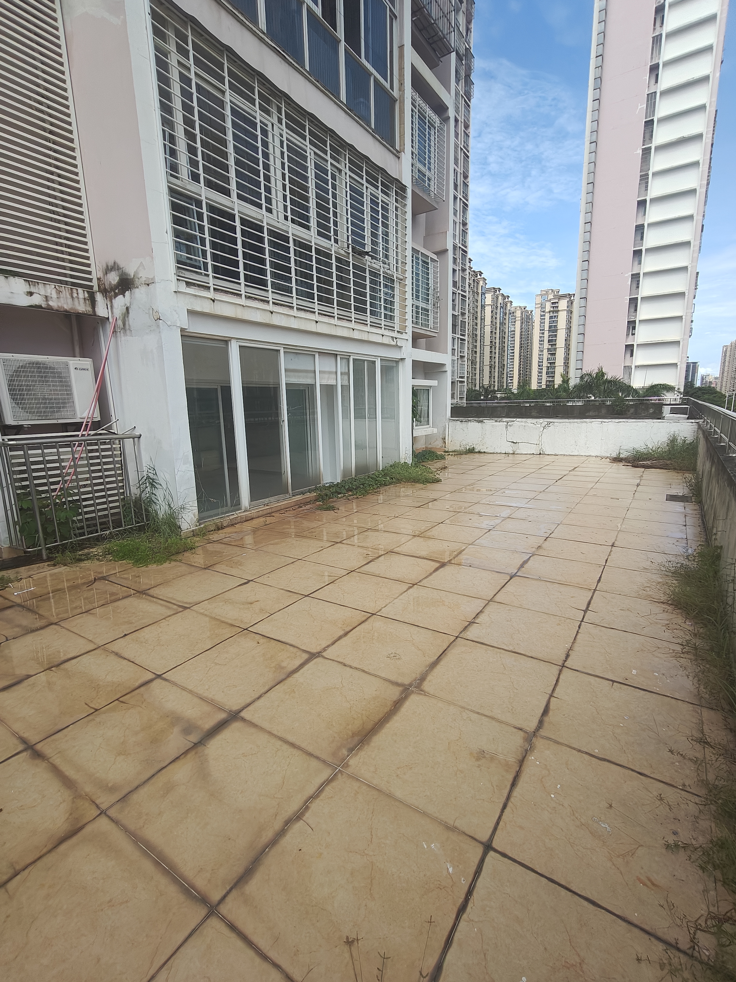 法苑里  4室2厅2卫   336.00万客厅