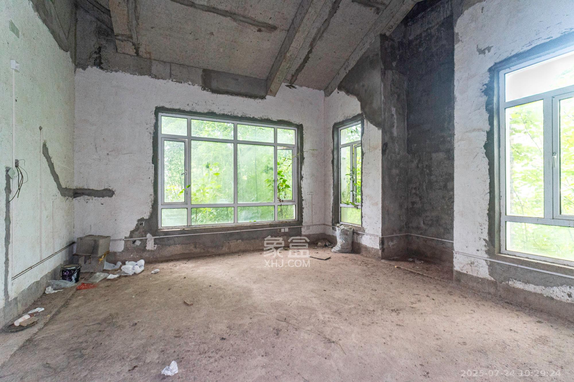 水印山城  6室2厅2卫    368.0万 水印山城  6室2厅2卫    368.0万客厅