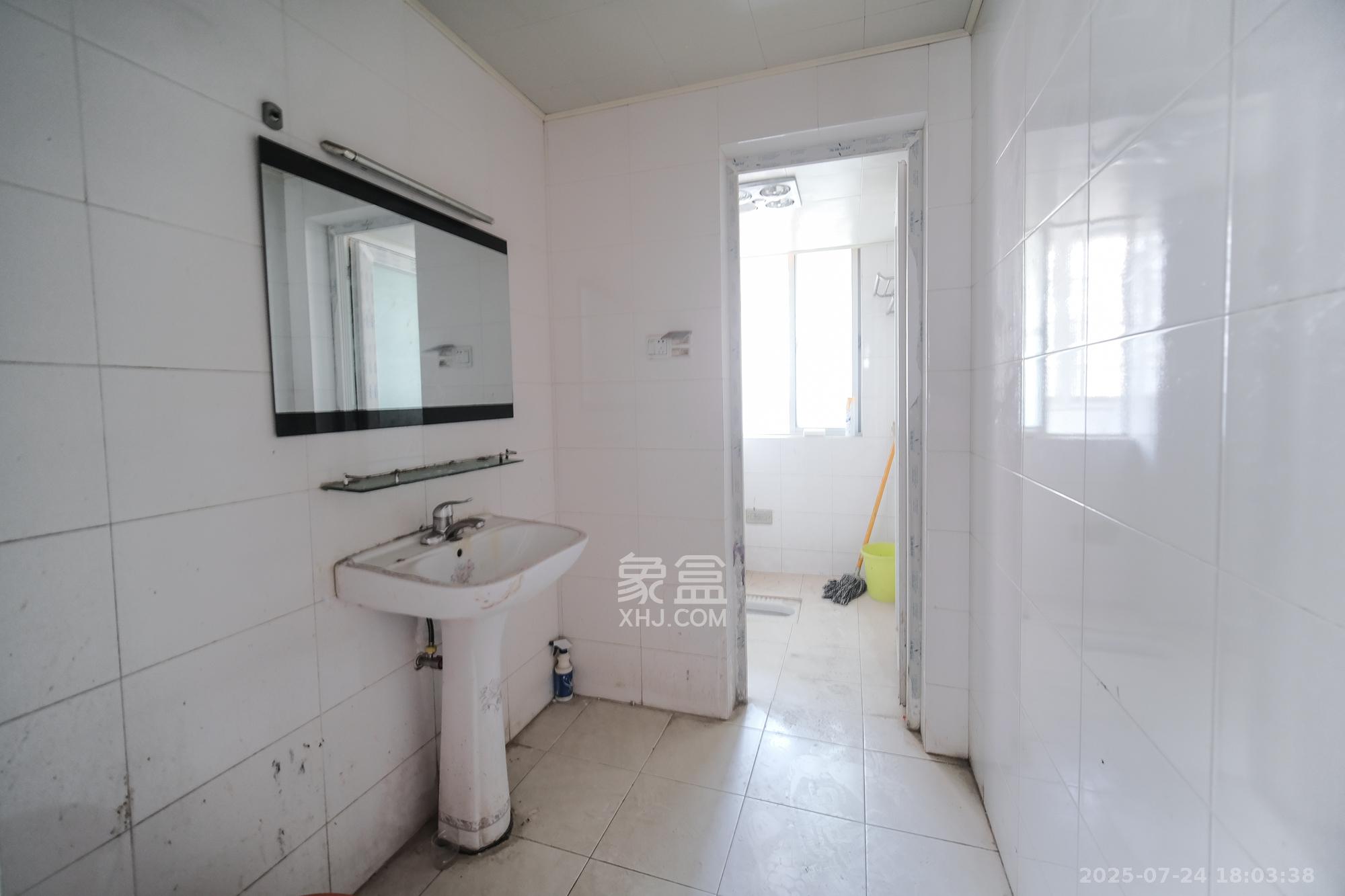 红树湾 3室2厅2卫 70.0万 红树湾 3室2厅2卫 70.0万卫生间