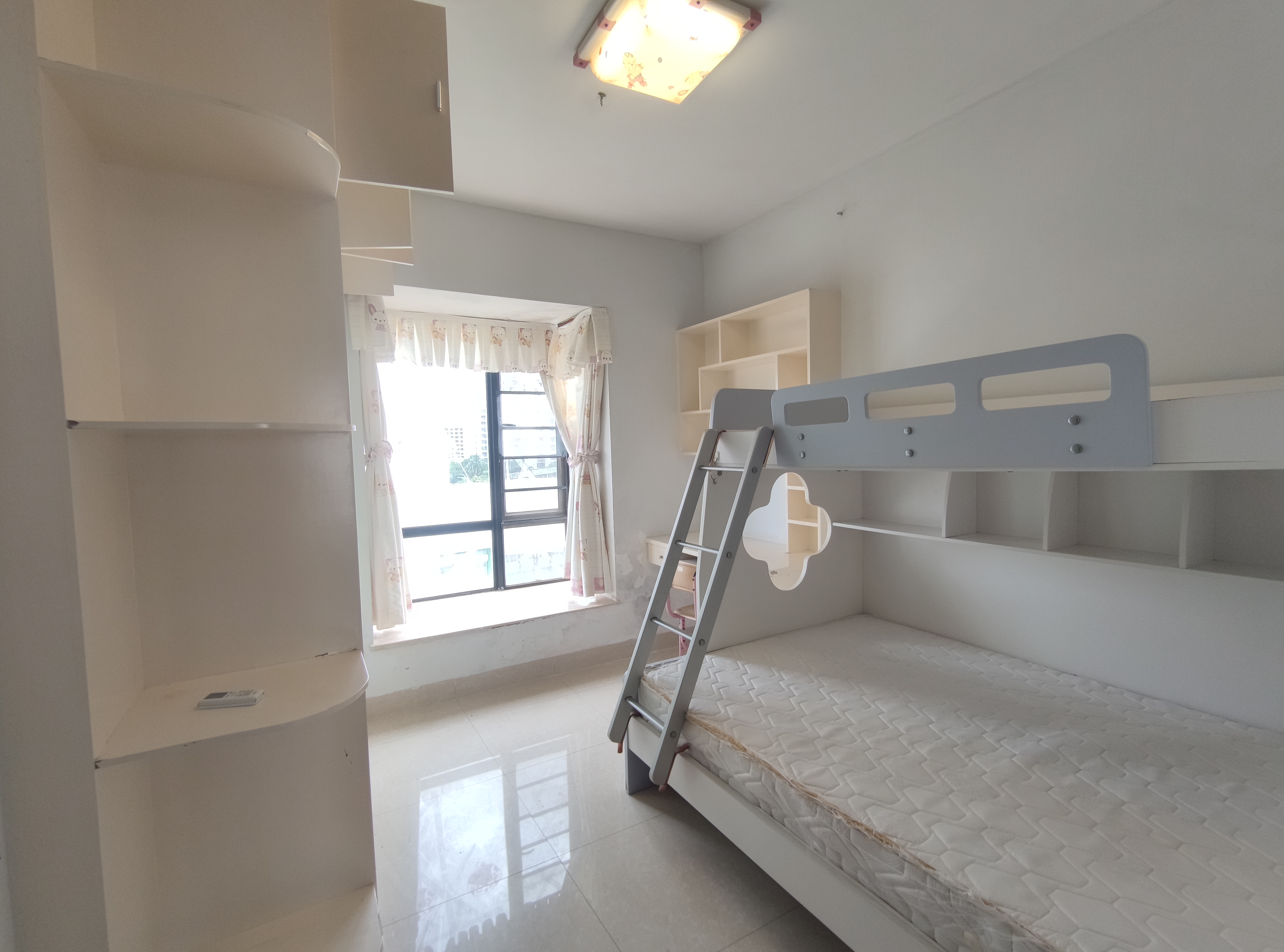 阳光百合 2室2厅1卫 2500.0元/月 阳光百合 2室2厅1卫 2500.0元/月室内图