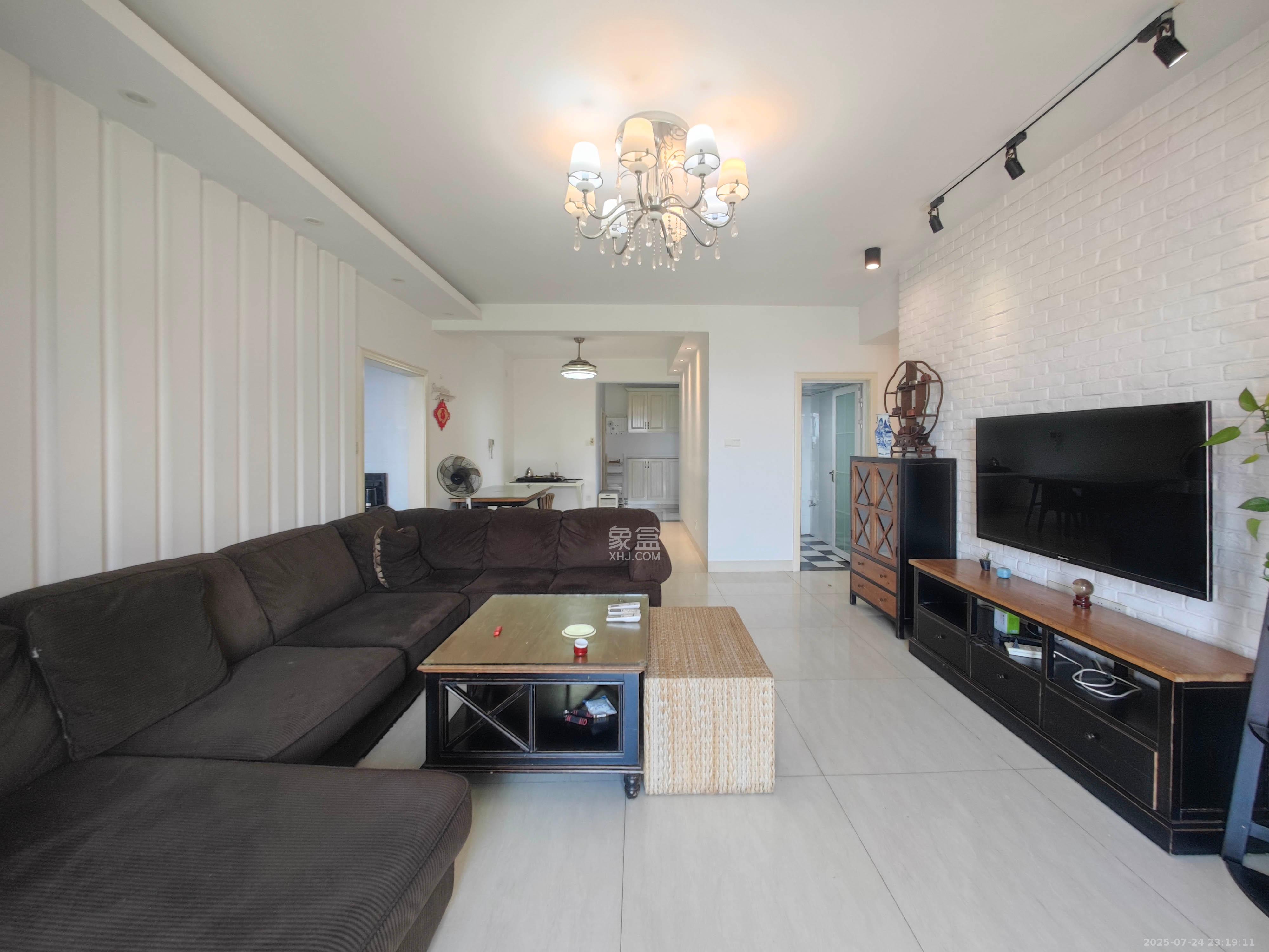 水岸天际(一期、二期) 4室2厅2卫 109.0万 水岸天际(一期、二期) 4室2厅2卫 109.0万客厅