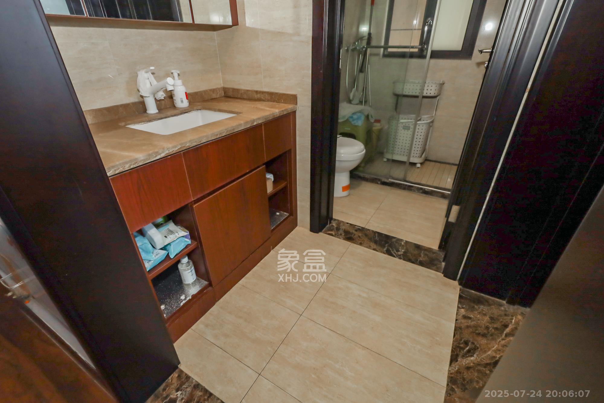 绿地中央广场 3室2厅2卫 125.0万 绿地中央广场 3室2厅2卫 125.0万卫生间