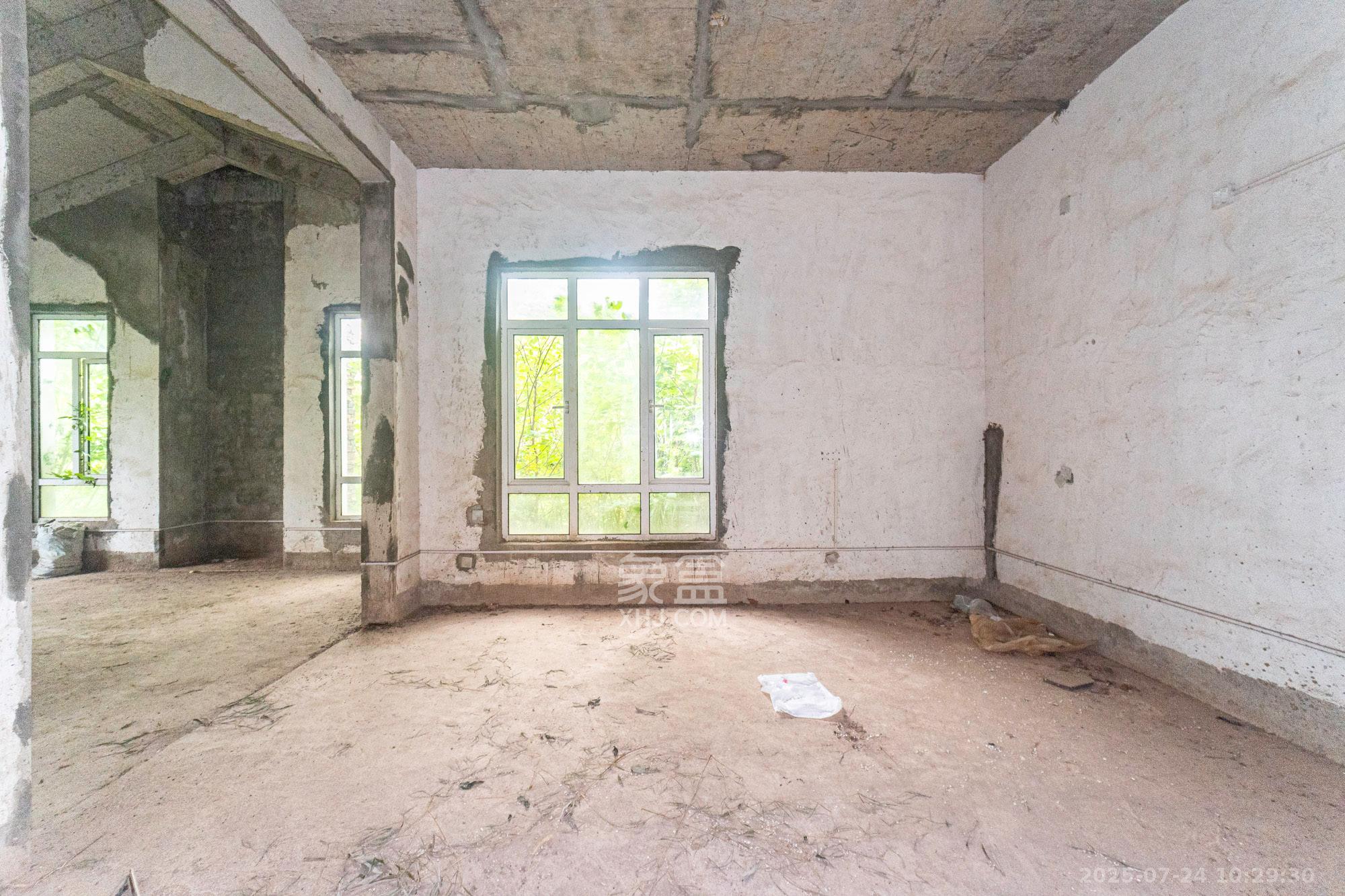 水印山城  6室2厅2卫    368.0万 水印山城  6室2厅2卫    368.0万客厅