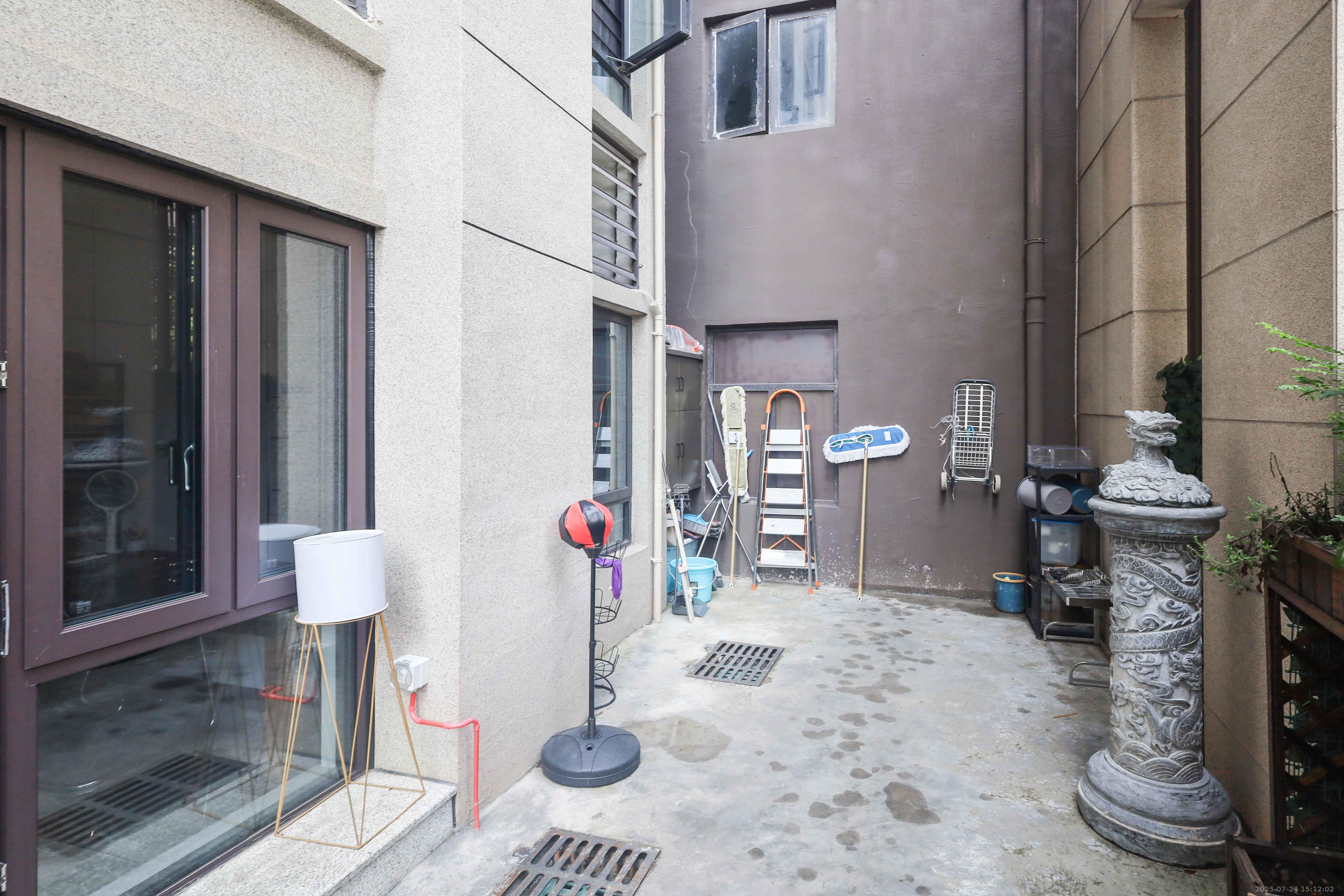 越秀亲爱里  5室2厅2卫   170.00万阳台