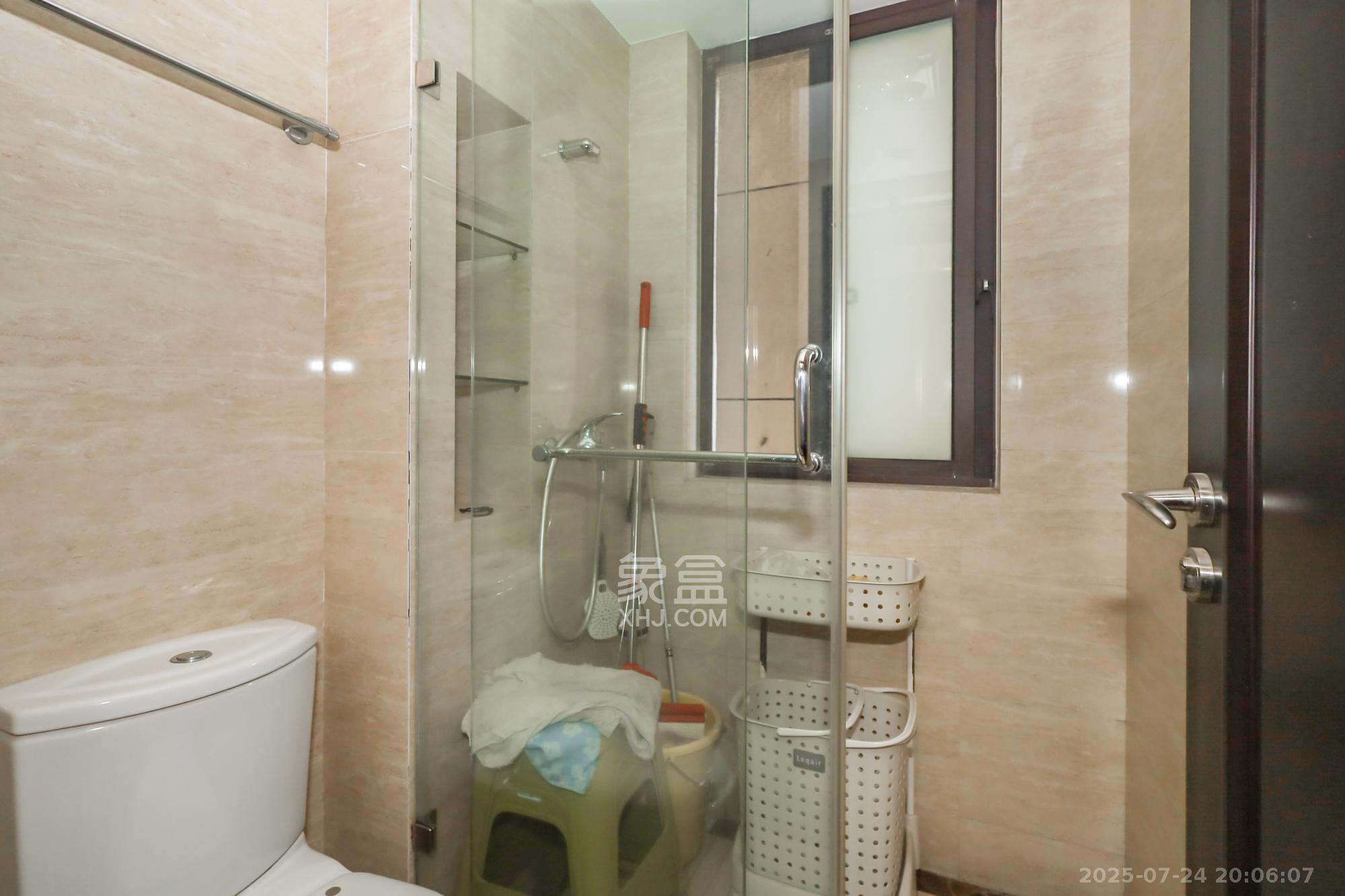 绿地中央广场 3室2厅2卫 125.0万 绿地中央广场 3室2厅2卫 125.0万卫生间