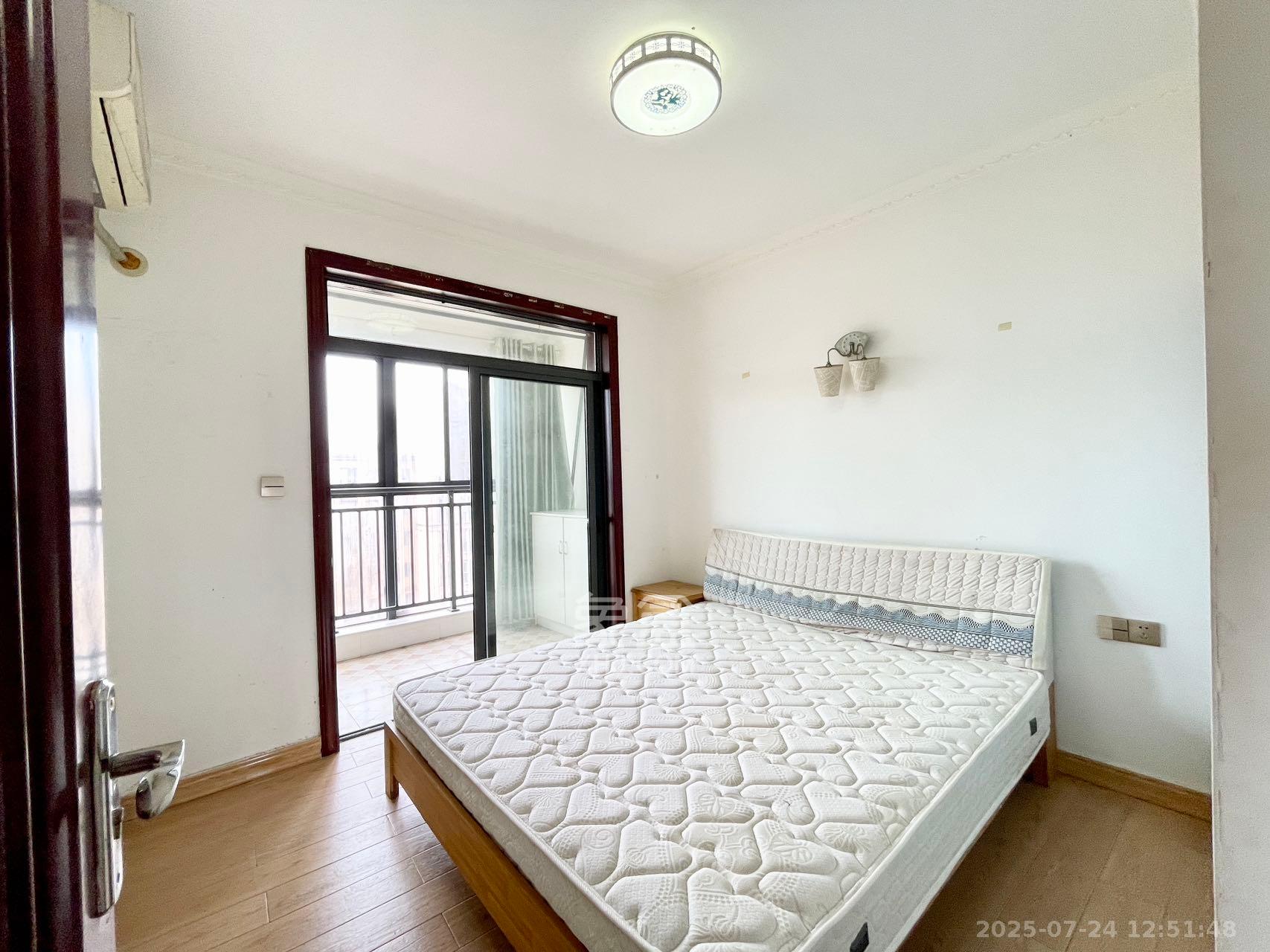 荣盛花语馨苑  4室2厅1卫    2100.0元/月 荣盛花语馨苑  4室2厅1卫    2100.0元/月室内图