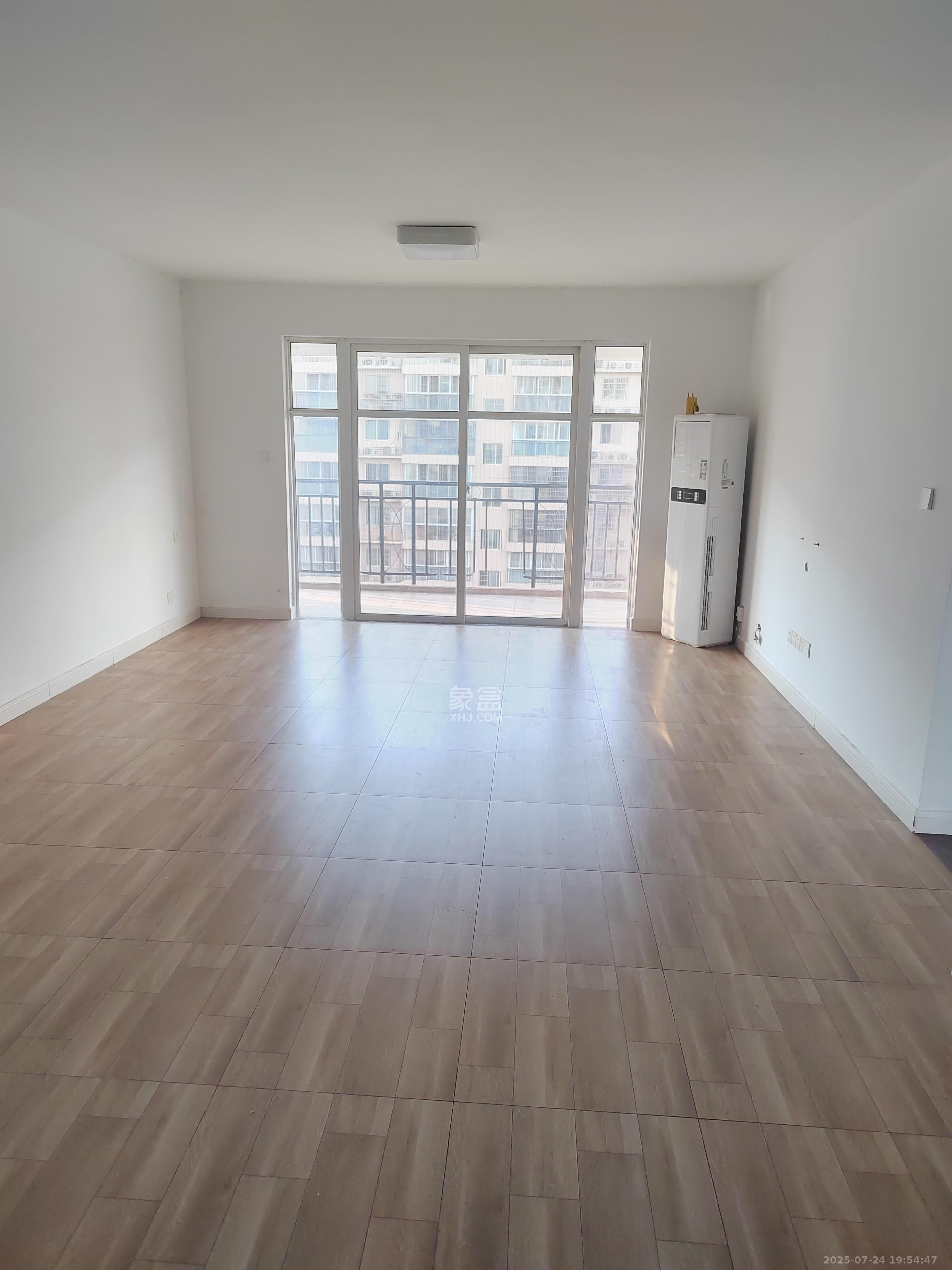 枫雅名苑 3室2厅2卫 2400.0元/月 枫雅名苑 3室2厅2卫 2400.0元/月室内图