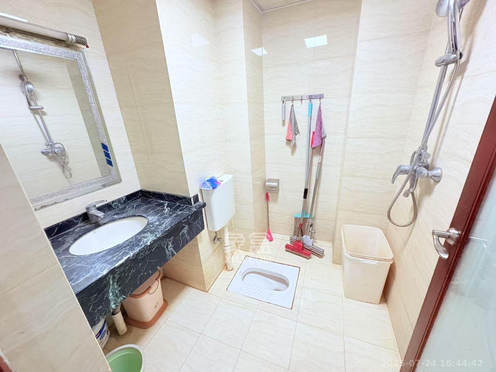 南国新城 4室2厅1卫 3500.0元/月 南国新城 4室2厅1卫 3500.0元/月室内图