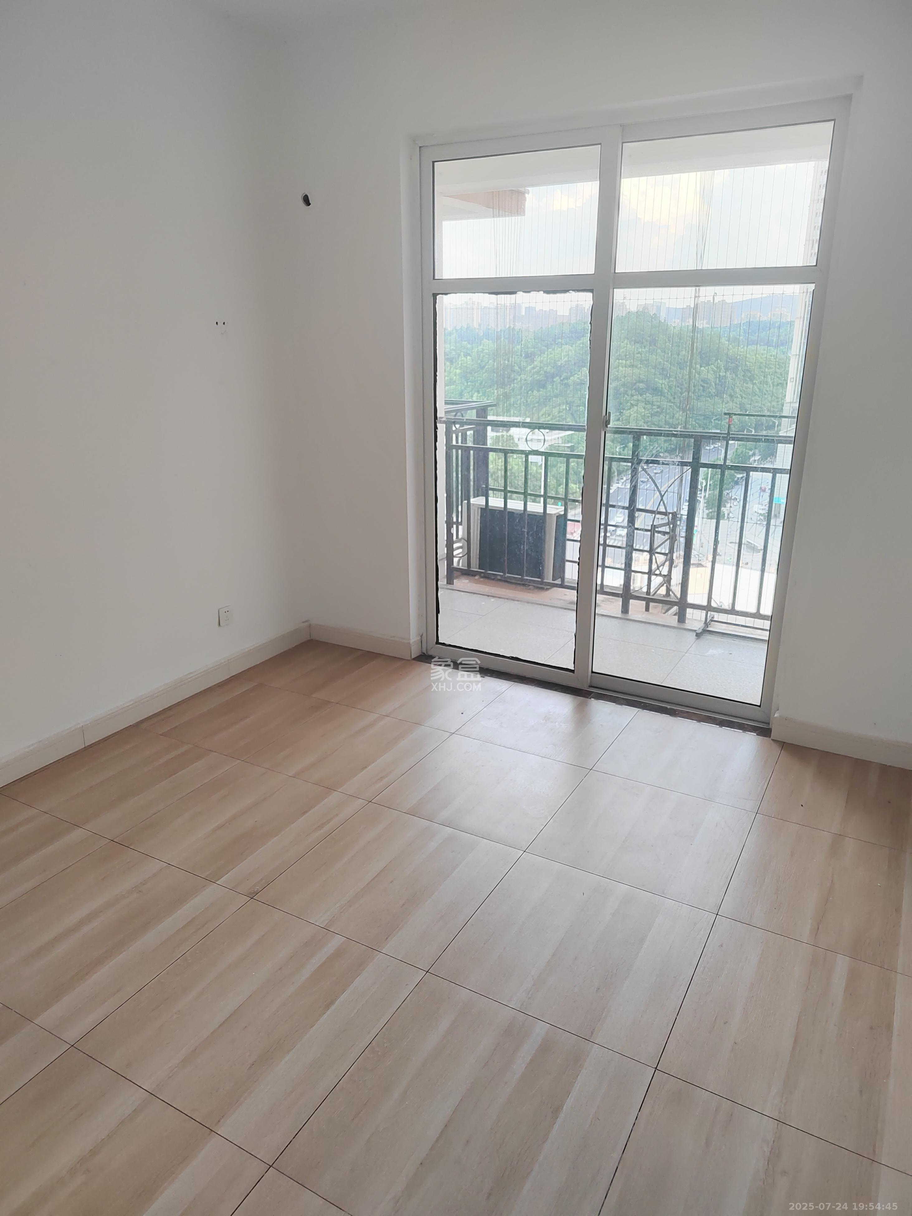 枫雅名苑 3室2厅2卫 2400.0元/月 枫雅名苑 3室2厅2卫 2400.0元/月室内图