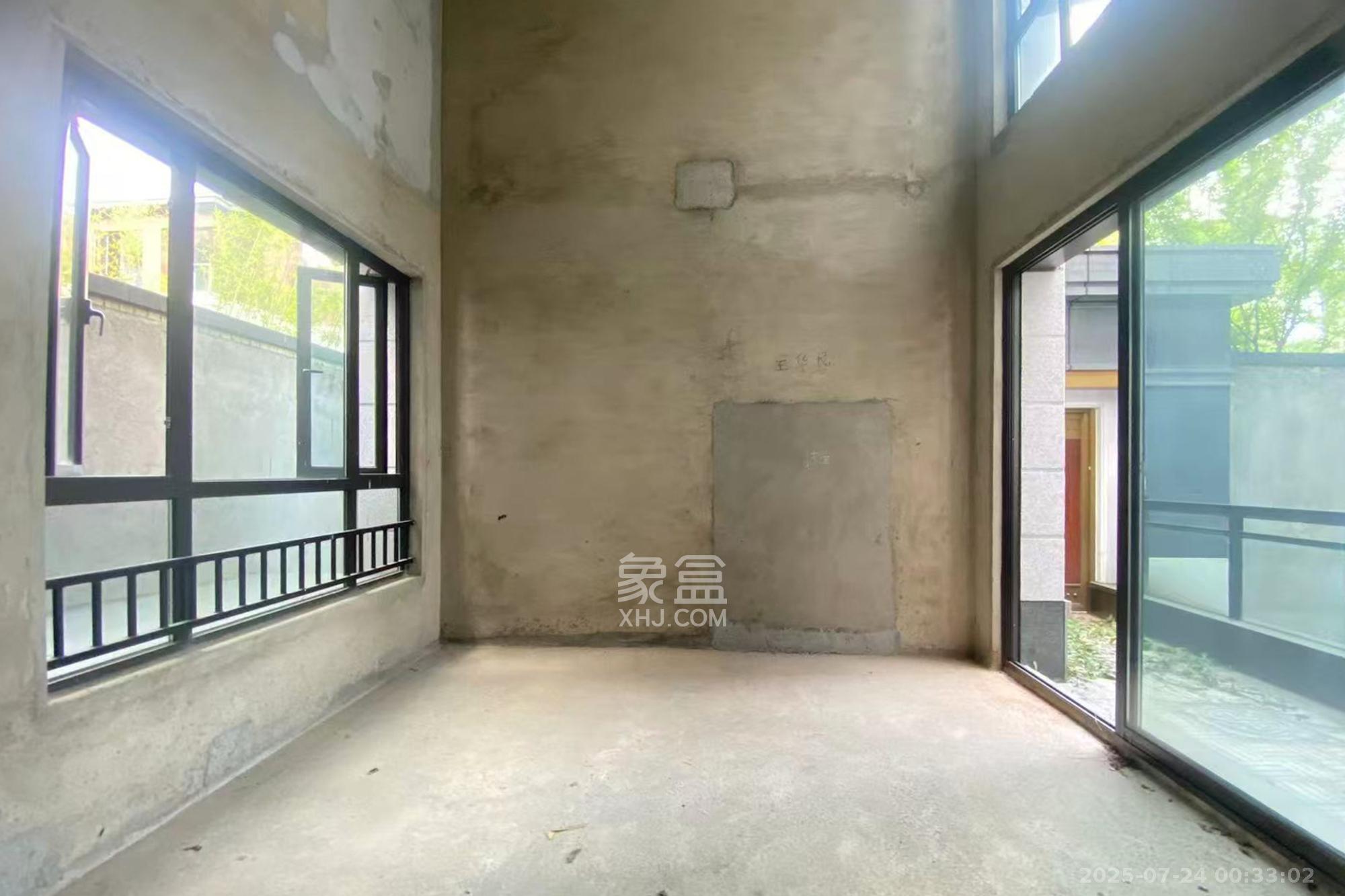 长沙院子 5室3厅3卫 258.0万 长沙院子 5室3厅3卫 258.0万客厅