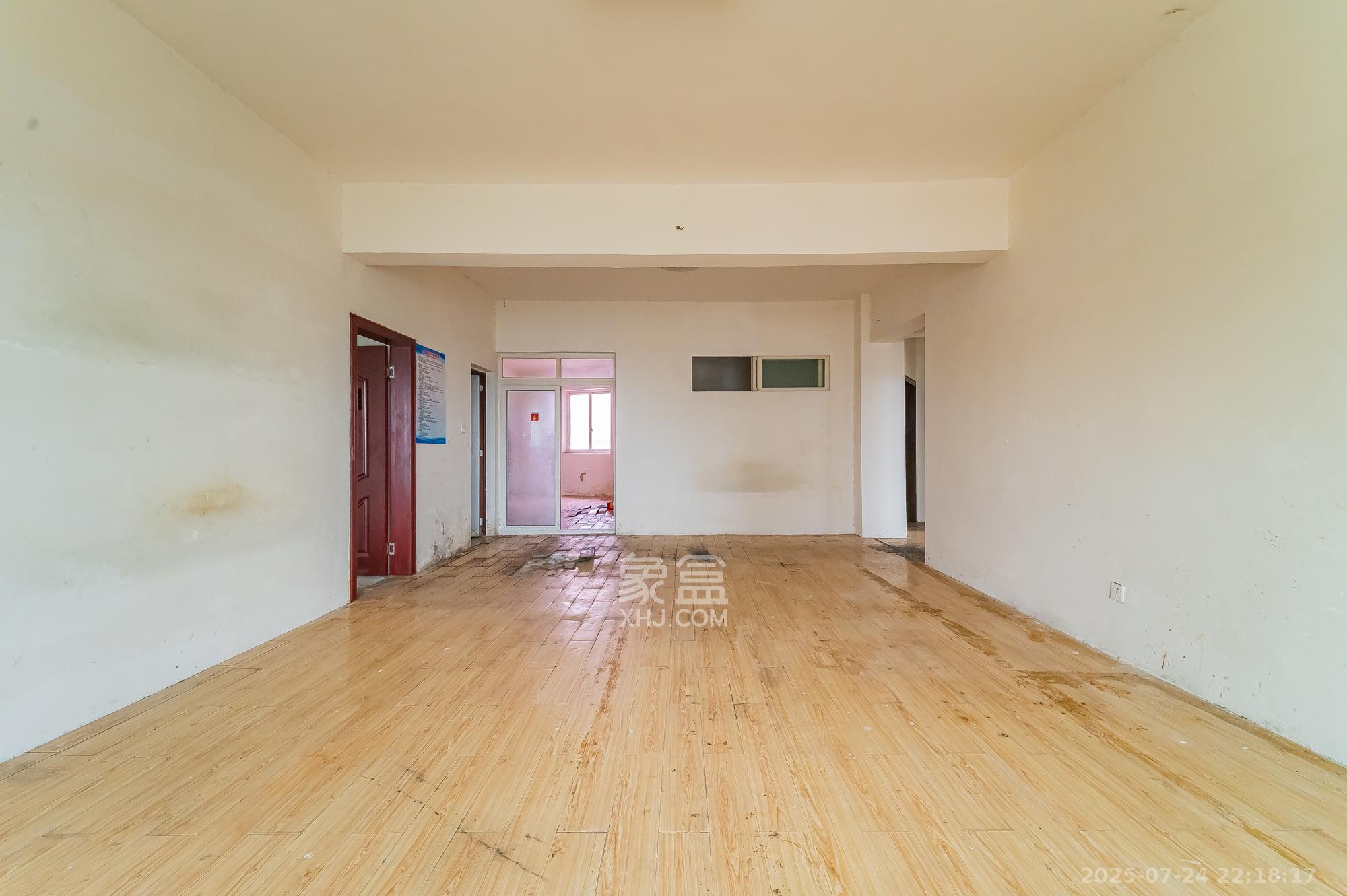 思进大厦 5室2厅2卫 107.8万 思进大厦 5室2厅2卫 107.8万客厅