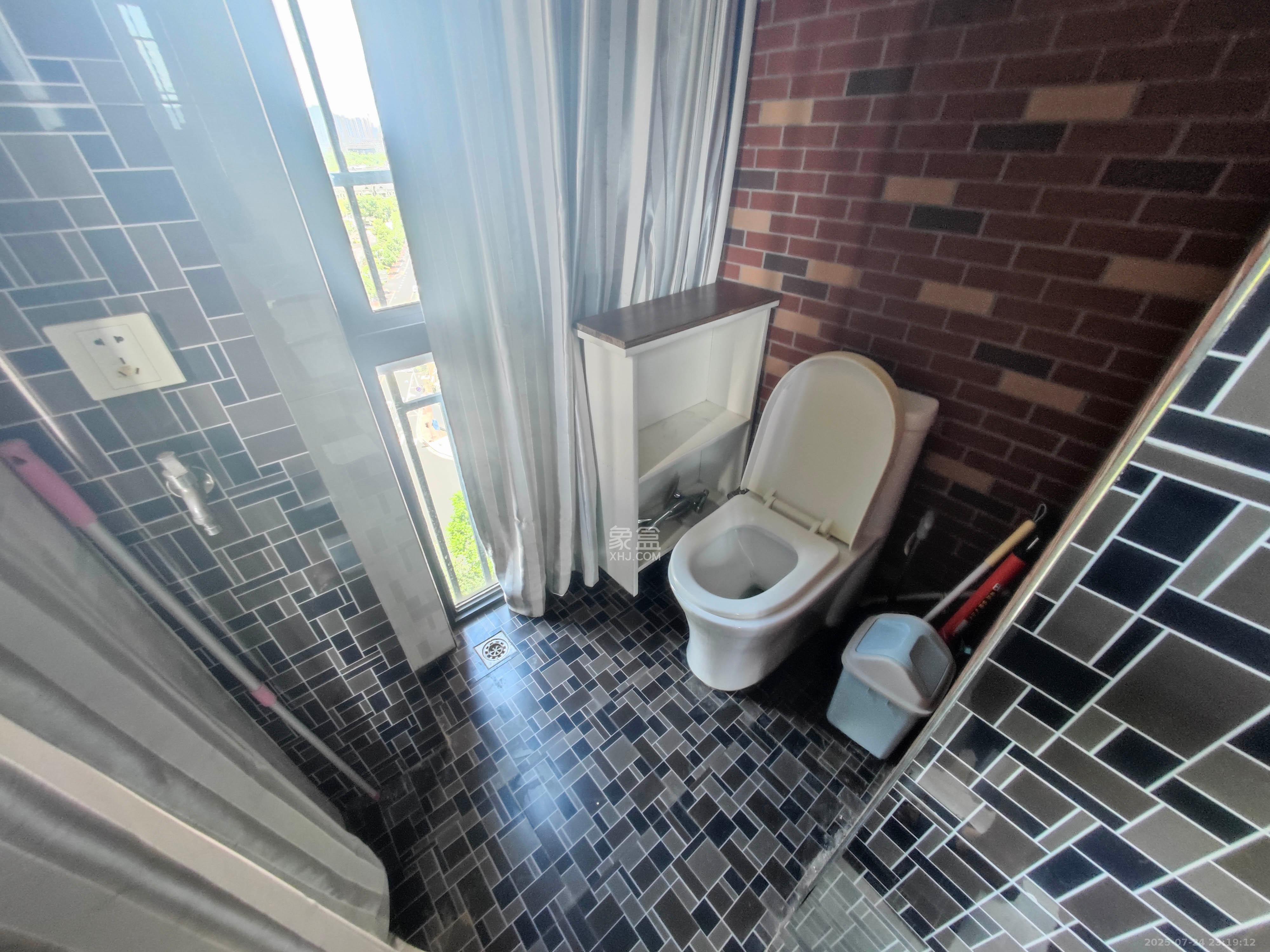 水岸天际(一期、二期) 4室2厅2卫 109.0万 水岸天际(一期、二期) 4室2厅2卫 109.0万卫生间