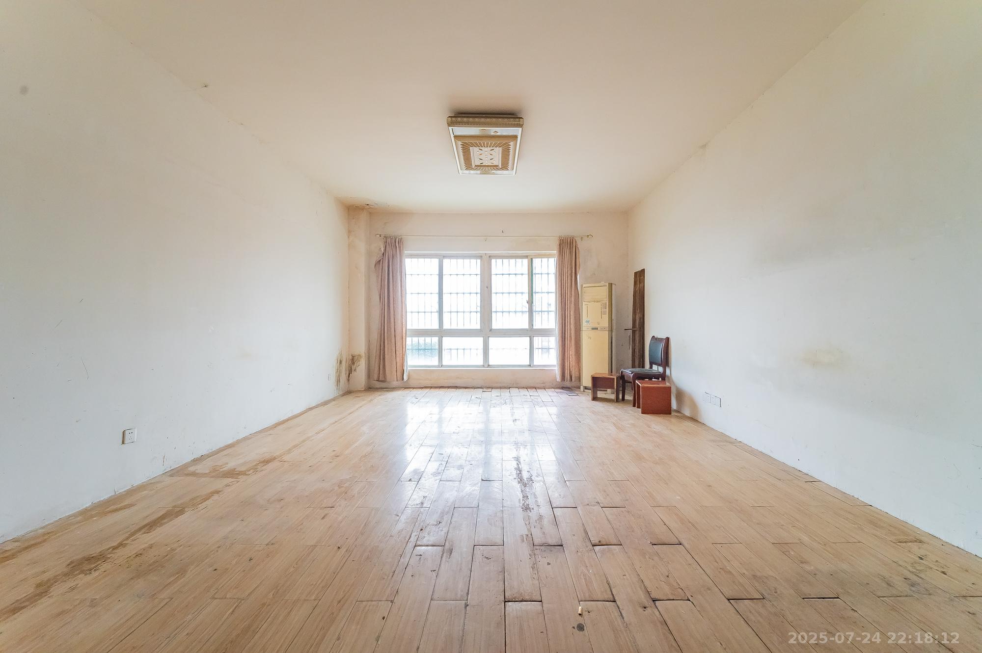 思进大厦 5室2厅2卫 107.8万 思进大厦 5室2厅2卫 107.8万客厅