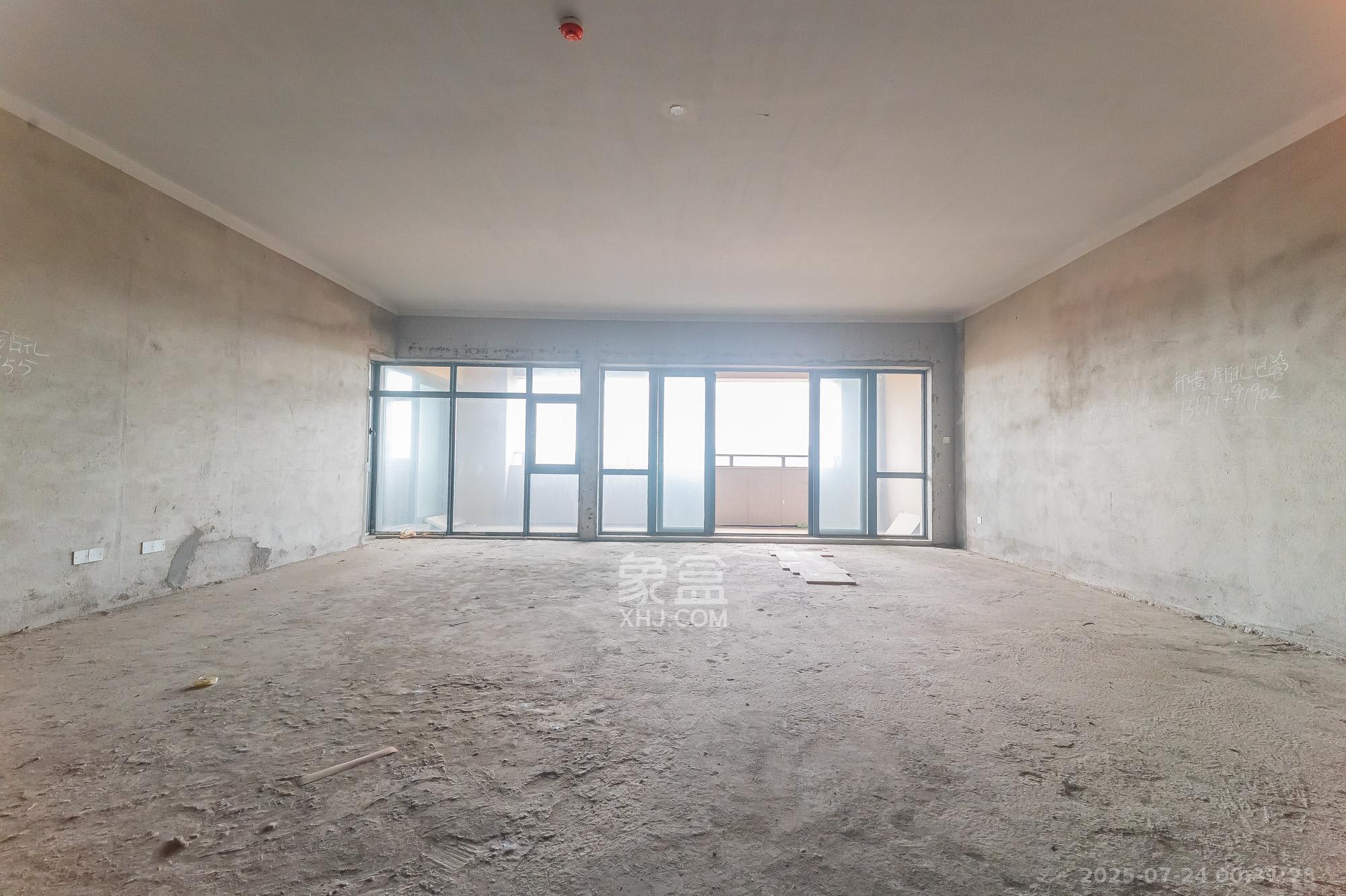 碧桂园威尼斯城  5室2厅4卫    325.0万 碧桂园威尼斯城  5室2厅4卫    325.0万客厅