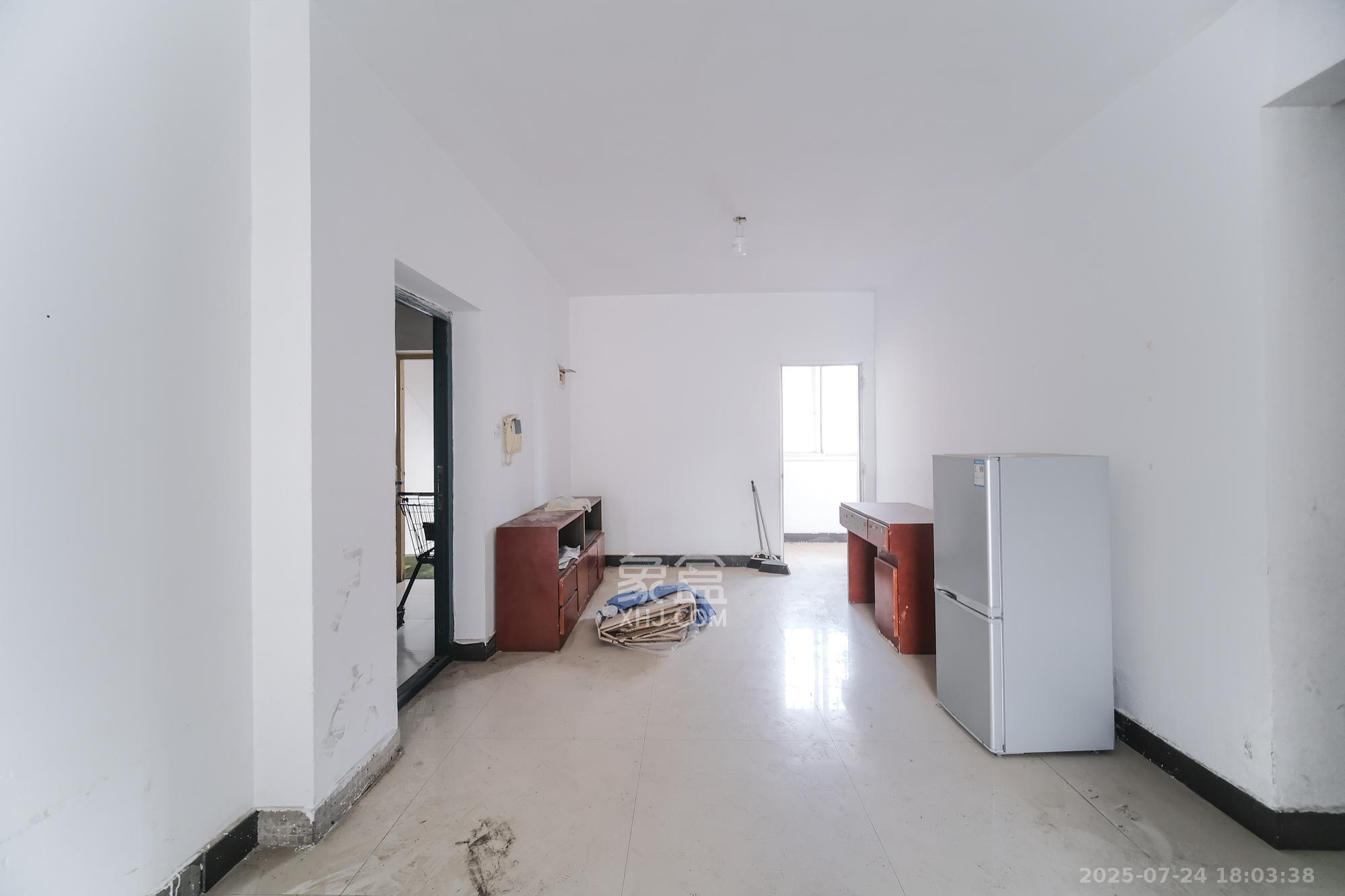 红树湾 3室2厅2卫 70.0万 红树湾 3室2厅2卫 70.0万客厅