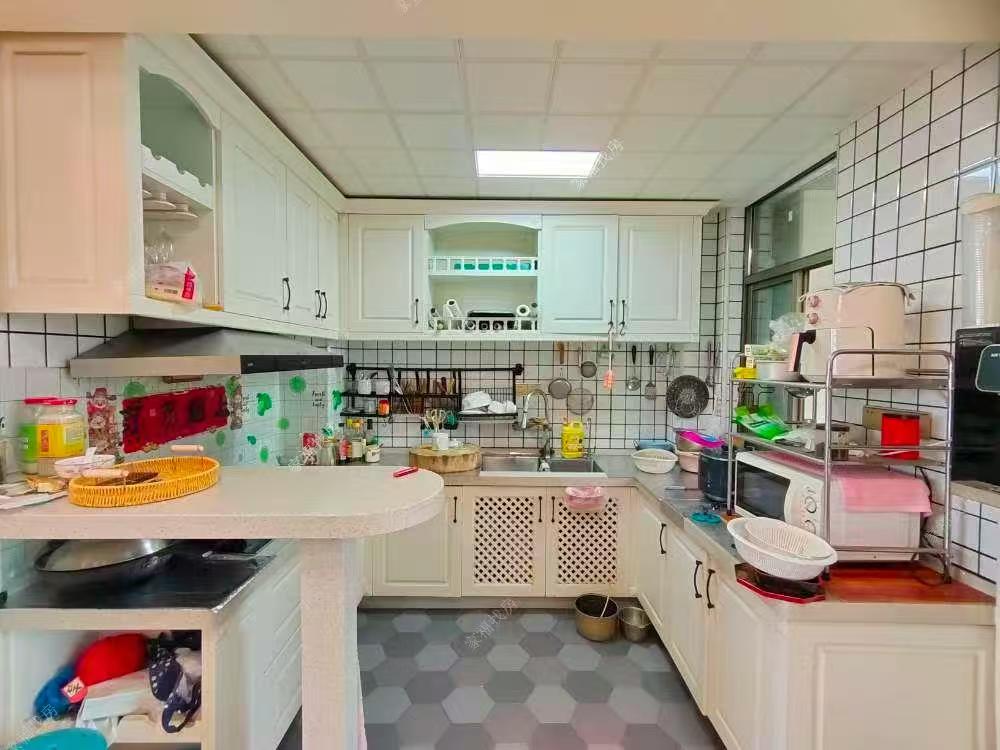 城南壹号  4室2厅2卫    110.0万 城南壹号  4室2厅2卫    110.0万客厅