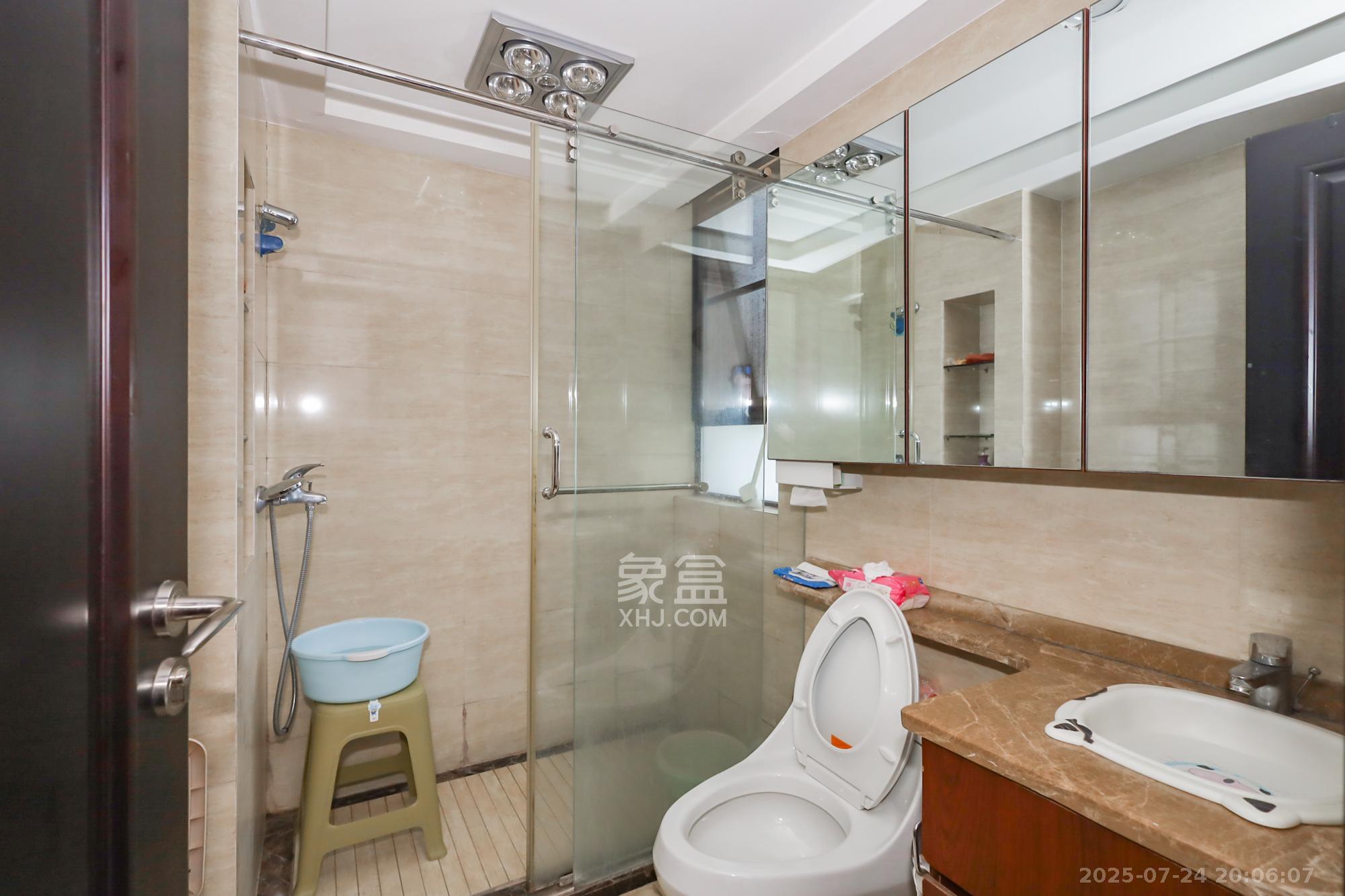 绿地中央广场 3室2厅2卫 125.0万 绿地中央广场 3室2厅2卫 125.0万卫生间