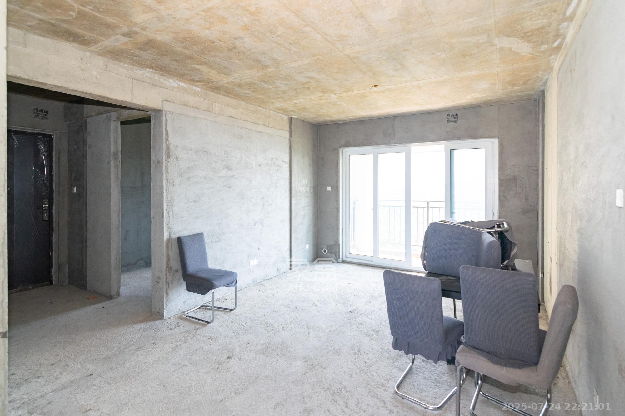 望达智造小镇望云湖  4室2厅2卫    66.0万客厅