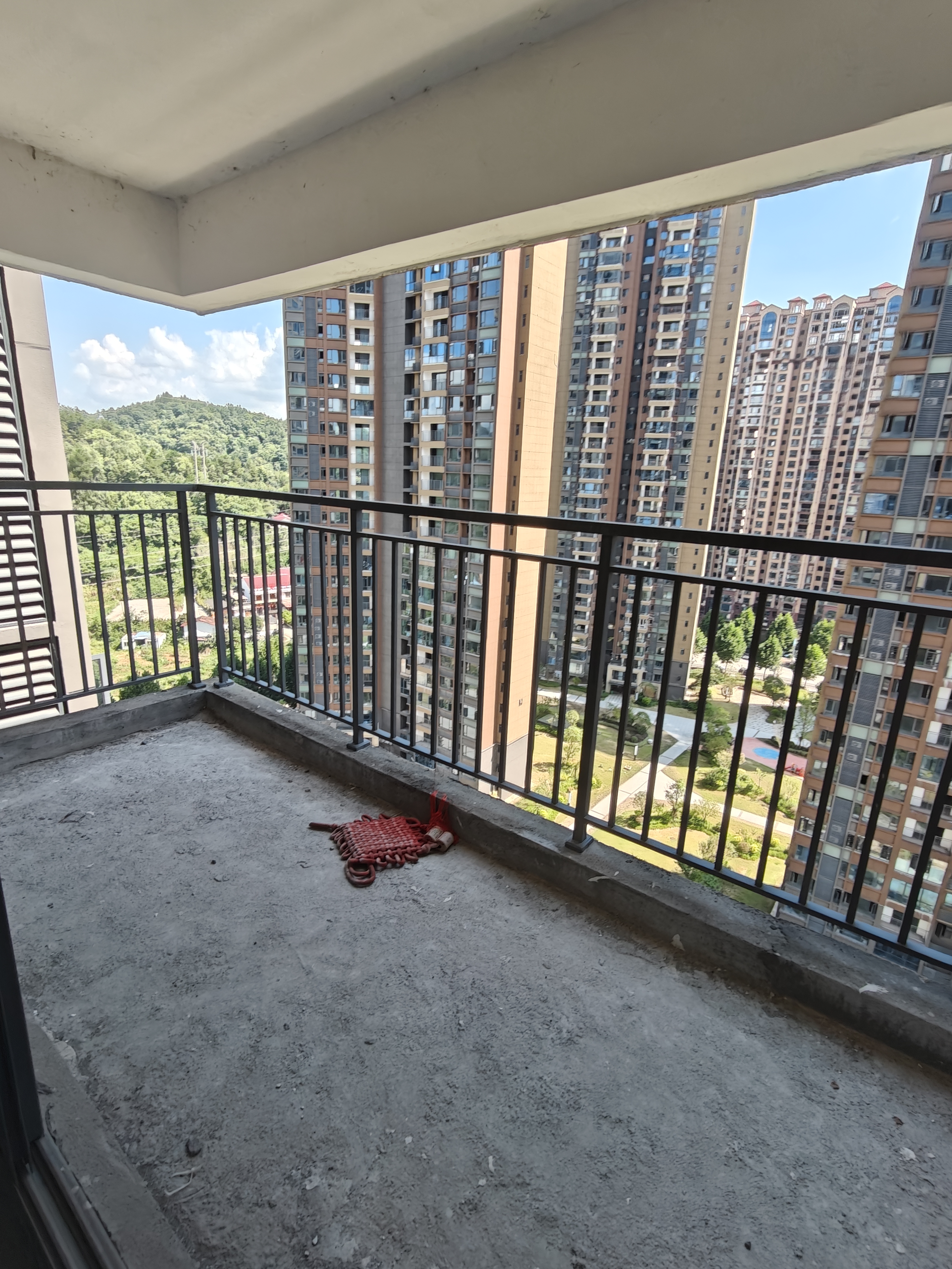 宁邦中心（二期公园里）  4室2厅2卫    90.0万客厅