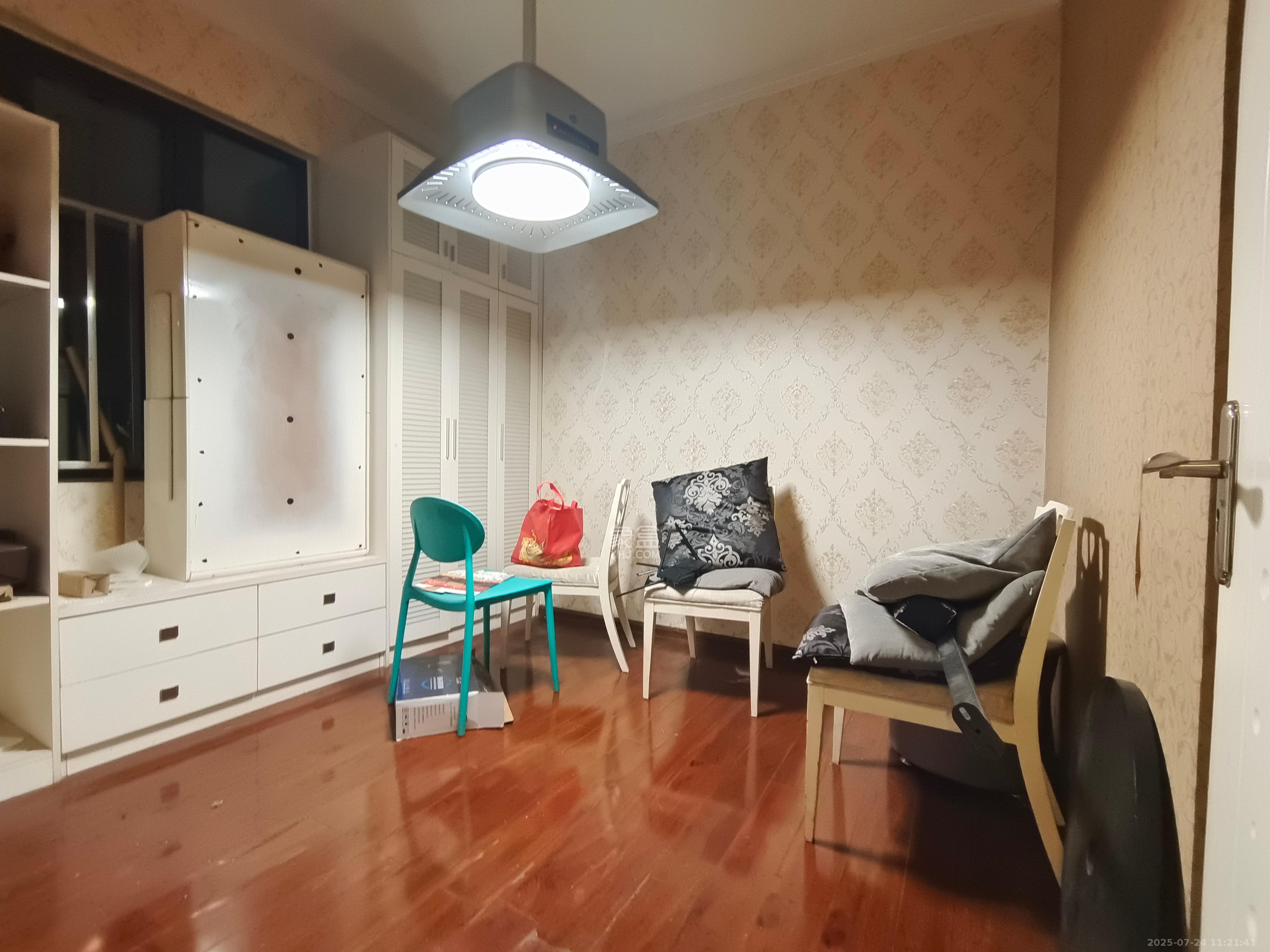 藏珑湖上国际花园 2室2厅1卫 2400.0元/月 藏珑湖上国际花园 2室2厅1卫 2400.0元/月室内图