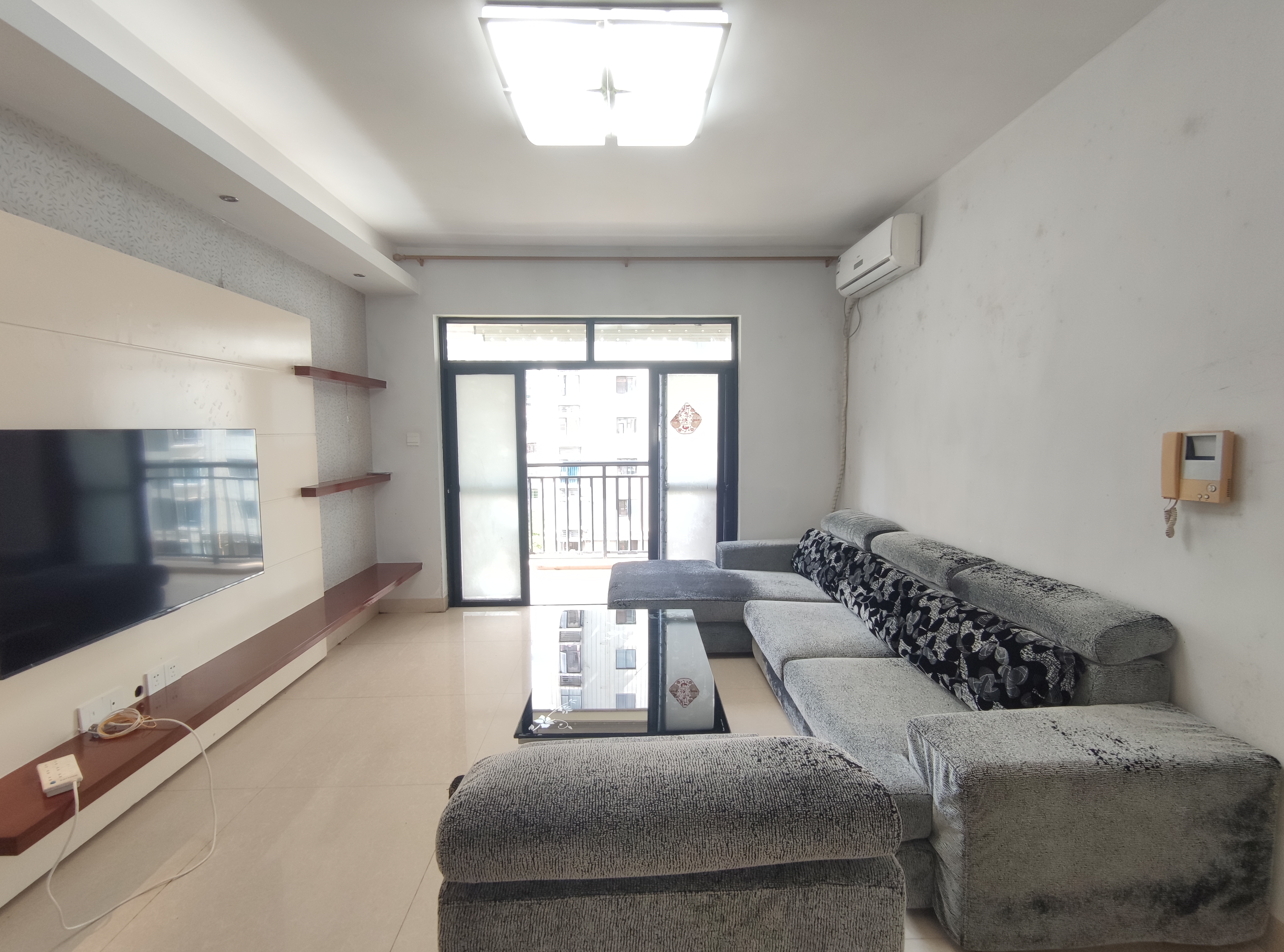 阳光百合 2室2厅1卫 2500.0元/月 阳光百合 2室2厅1卫 2500.0元/月室内图