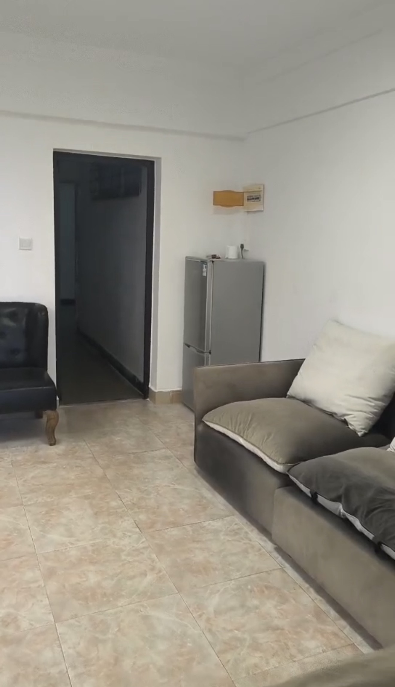 金龙小区  2室2厅1卫    2100.0元/月 金龙小区  2室2厅1卫    2100.0元/月室内图