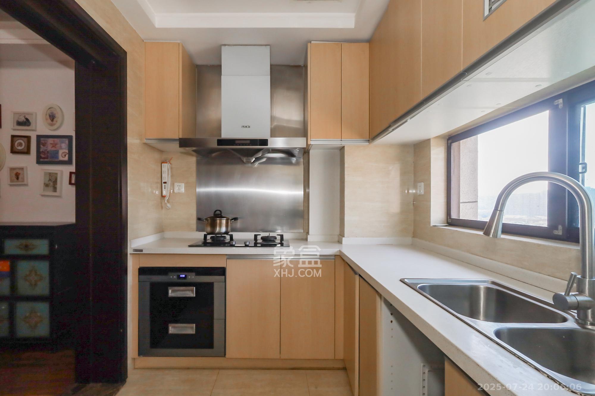 绿地中央广场 3室2厅2卫 125.0万 绿地中央广场 3室2厅2卫 125.0万厨房