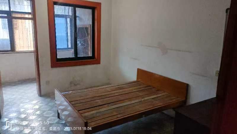 春园石化家属楼 2室2厅1卫 38.8万 春园石化家属楼 2室2厅1卫 38.8万客厅