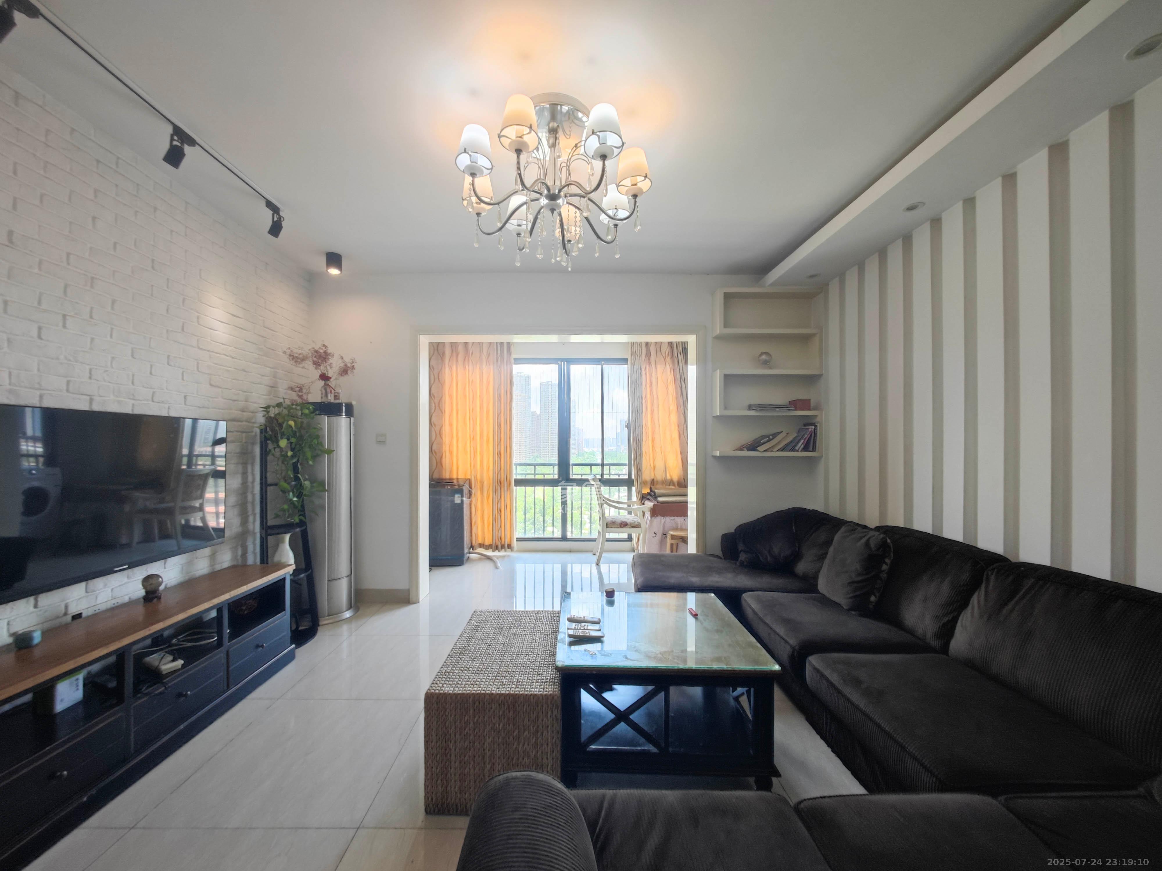 水岸天际(一期、二期) 4室2厅2卫 109.0万 水岸天际(一期、二期) 4室2厅2卫 109.0万客厅