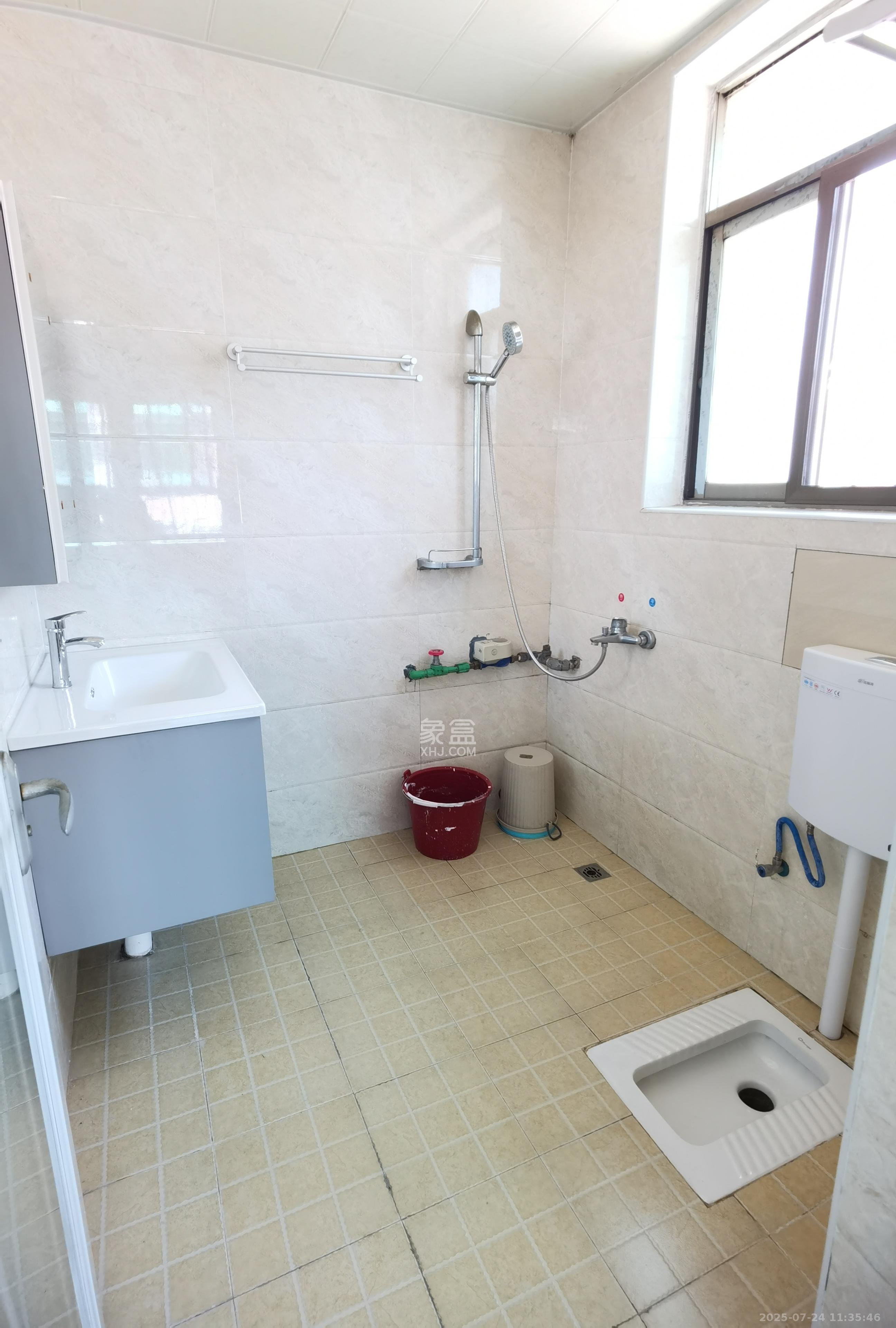 石岭小区B区  3室2厅2卫   2400.00元/月室内图