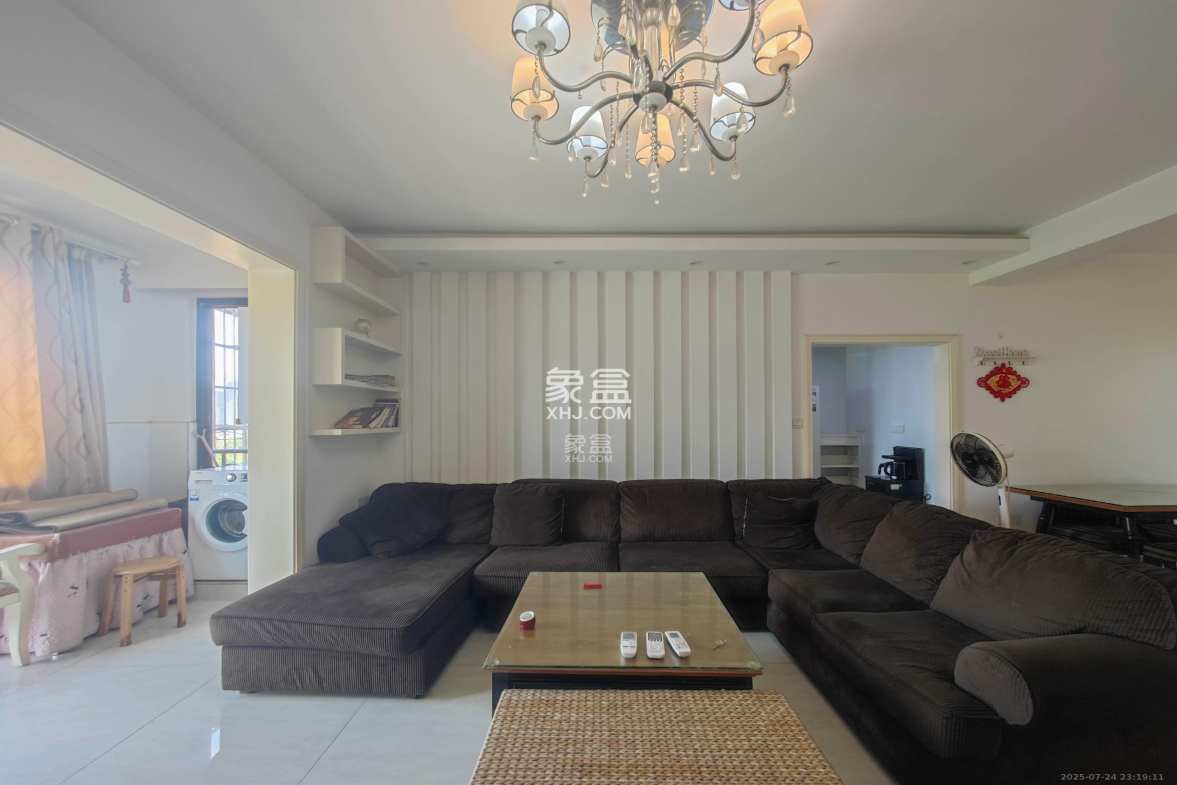 水岸天际(一期、二期) 4室2厅2卫 109.0万 水岸天际(一期、二期) 4室2厅2卫 109.0万客厅