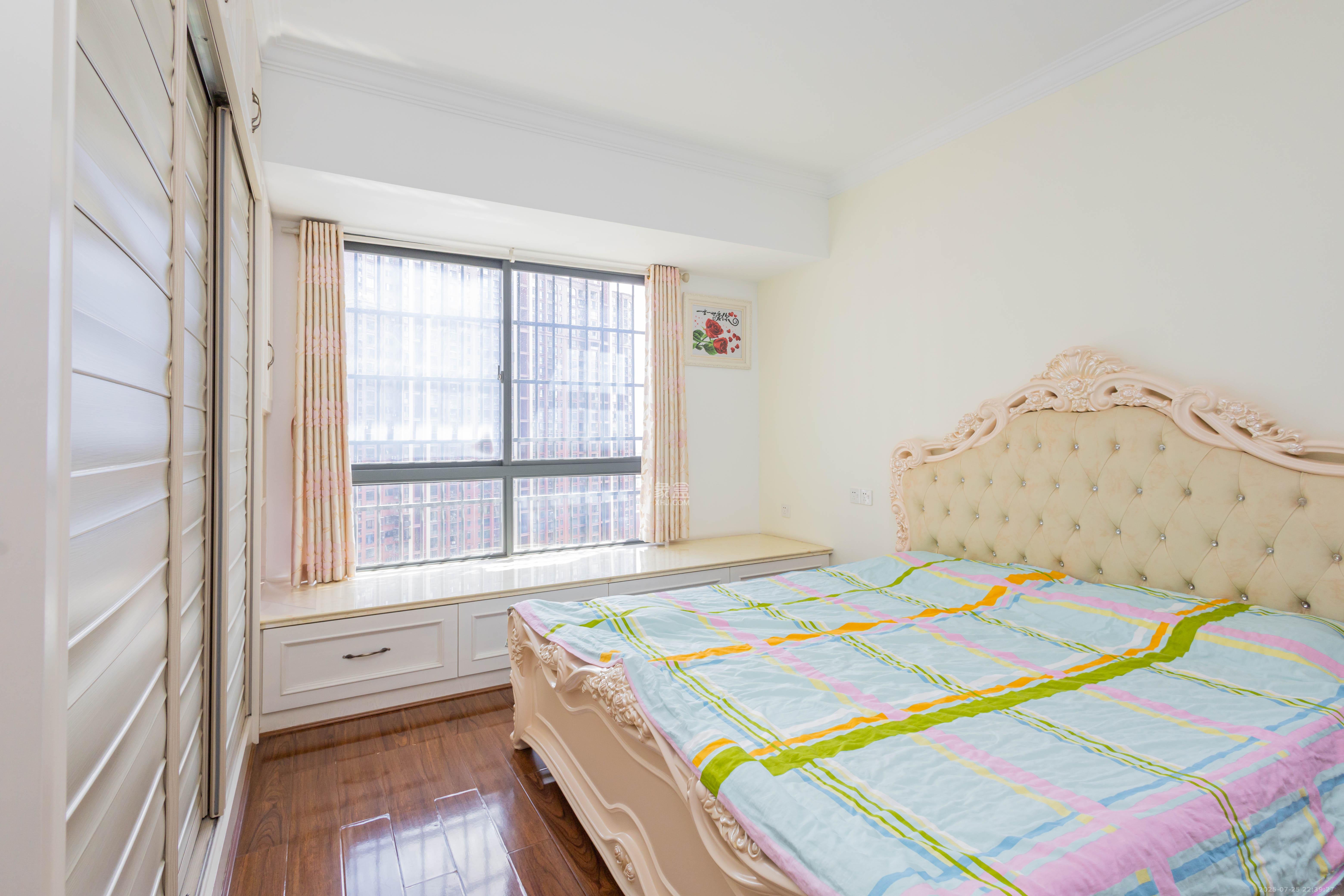 海德公园  4室2厅2卫    91.8万卧室