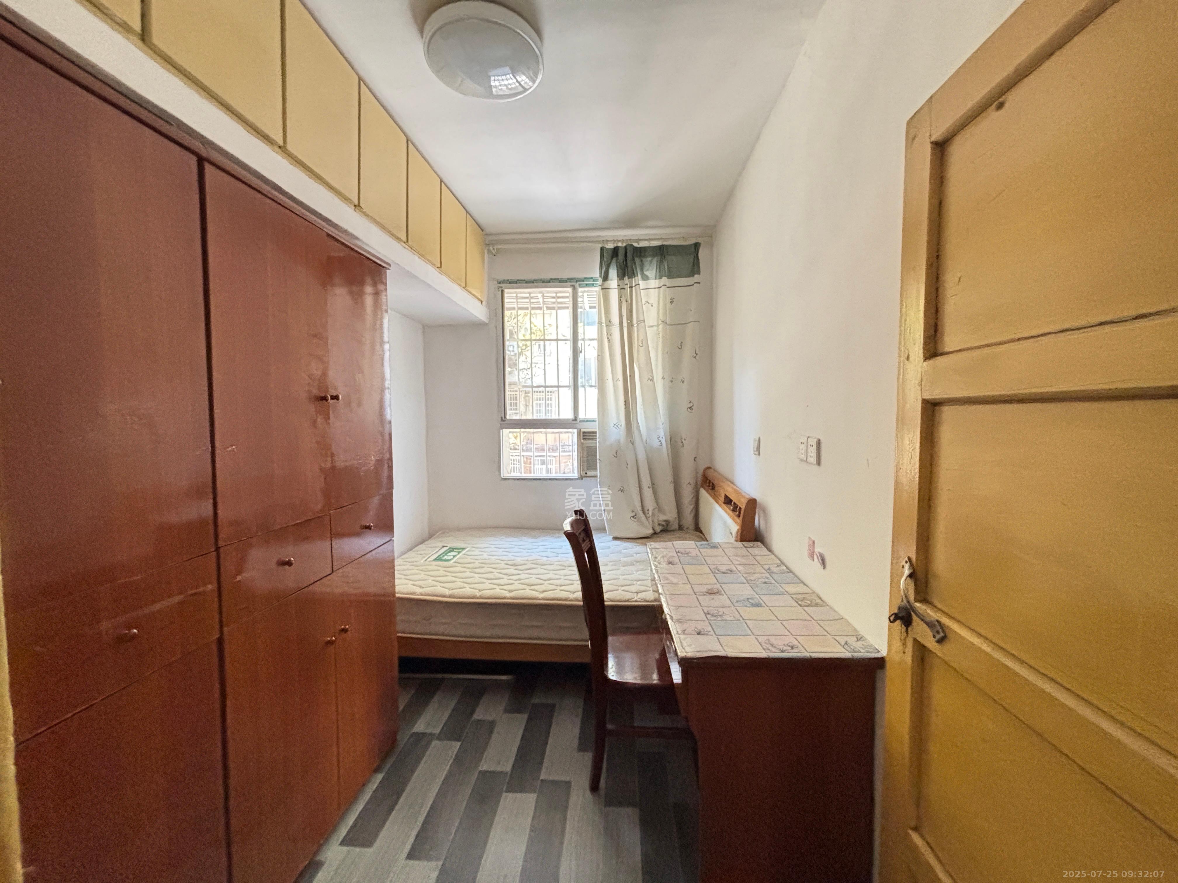 油铺街社区人造板厂宿舍  2室1厅1卫    1800.0元/月 油铺街社区人造板厂宿舍  2室1厅1卫    1800.0元/月室内图