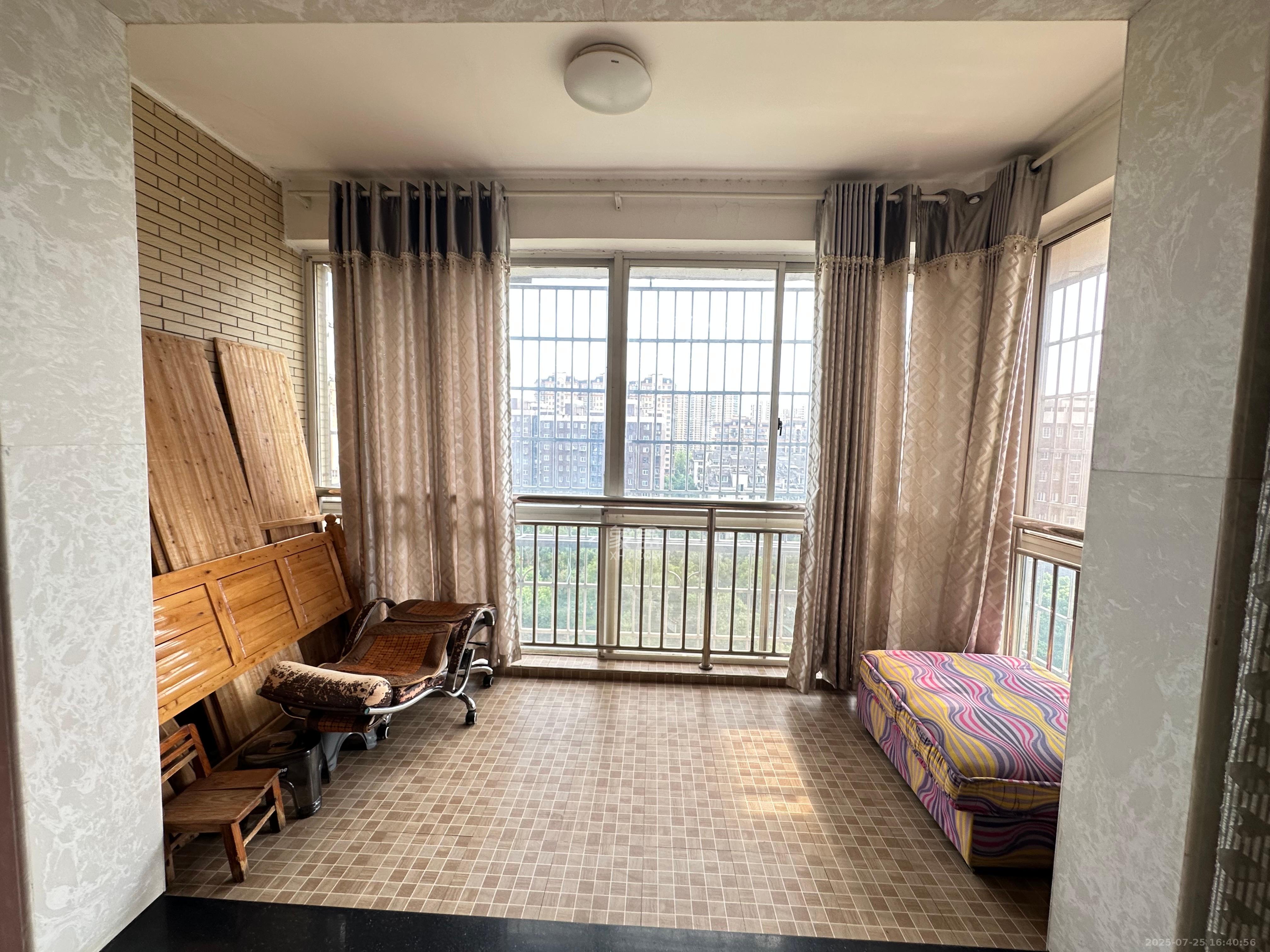 鄱阳小区  3室2厅2卫    1900.0元/月室内图