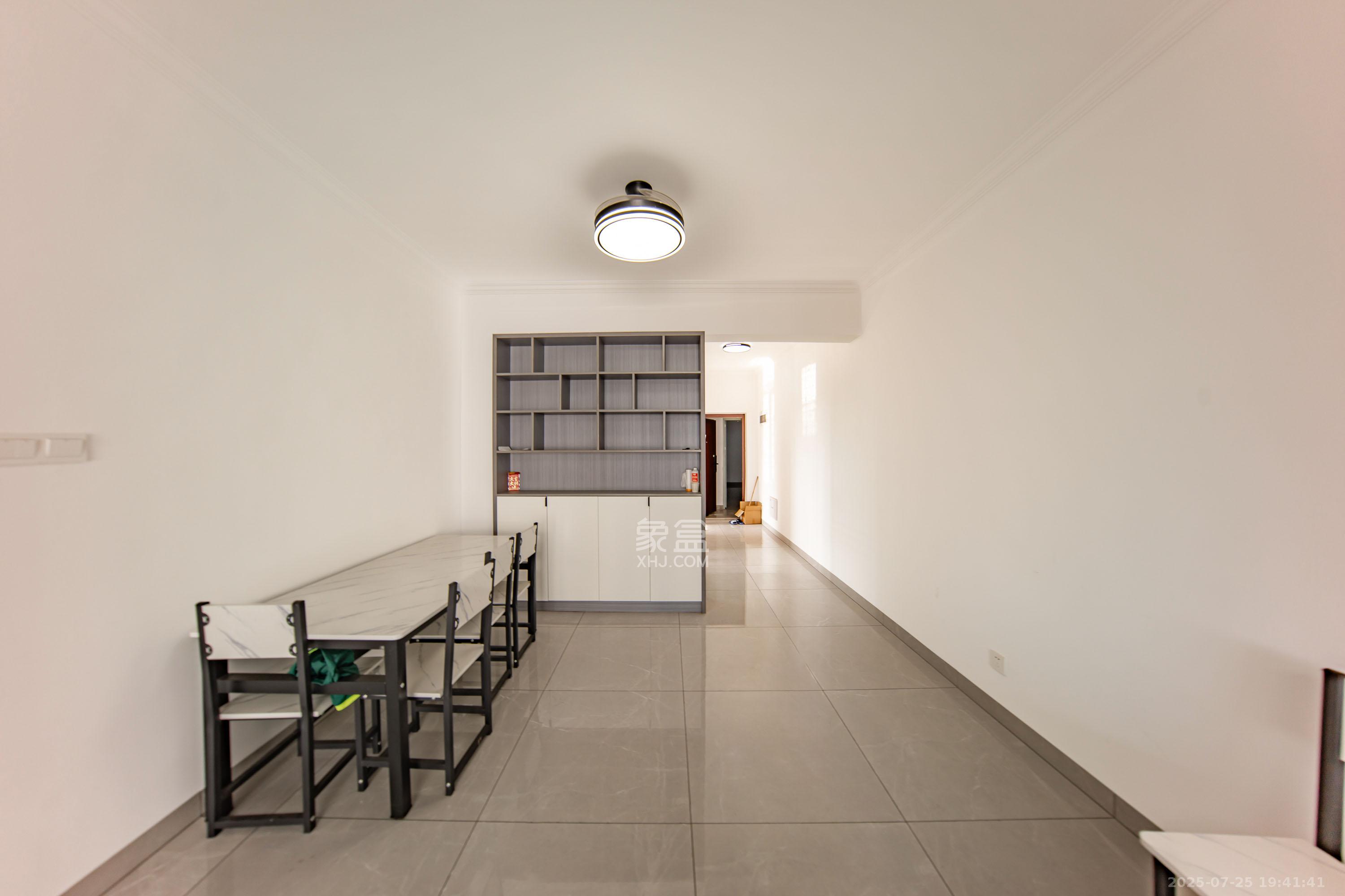 蔷薇国际  3室2厅2卫    81.8万 蔷薇国际  3室2厅2卫    81.8万客厅