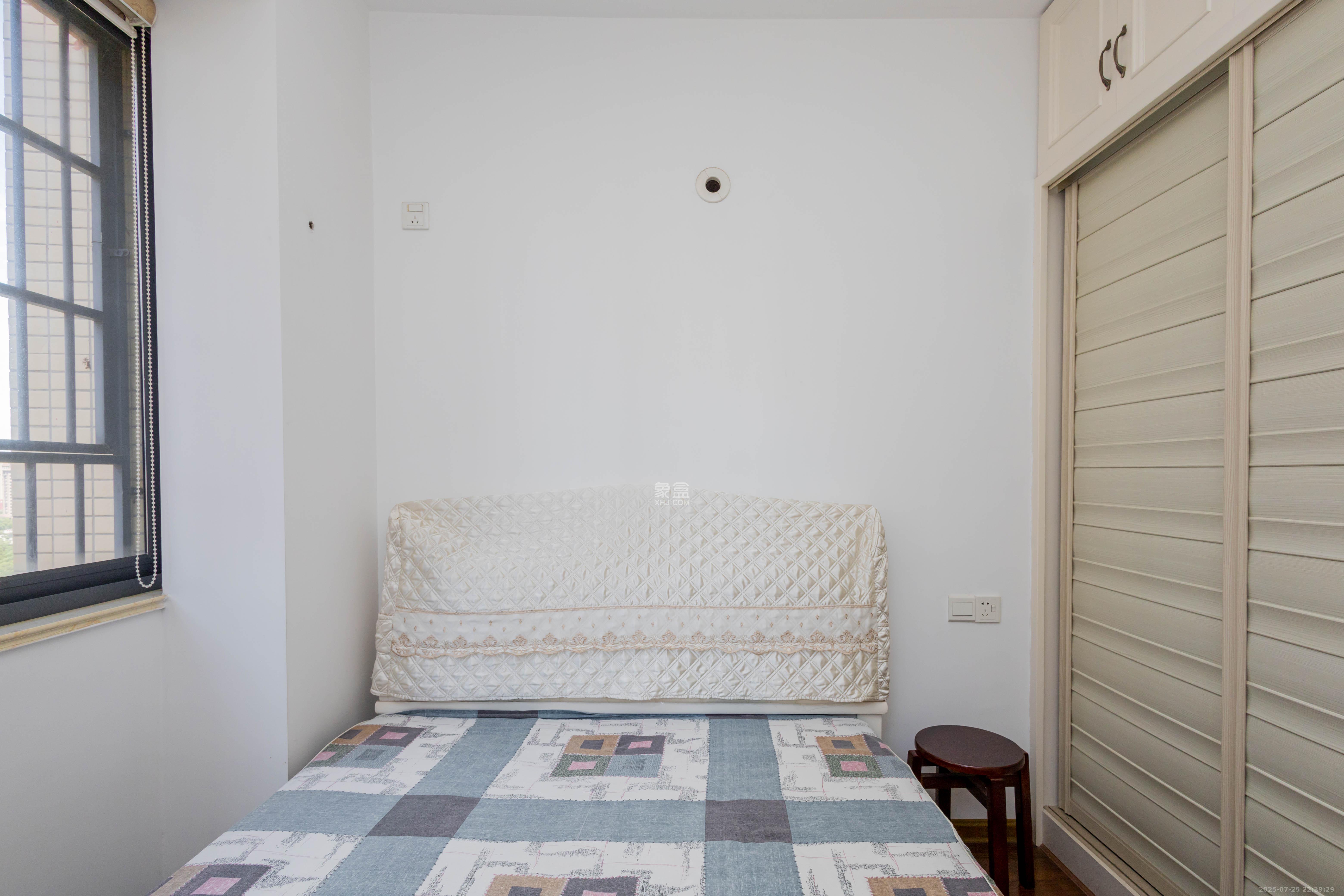 海德公园  4室2厅2卫    91.8万卧室