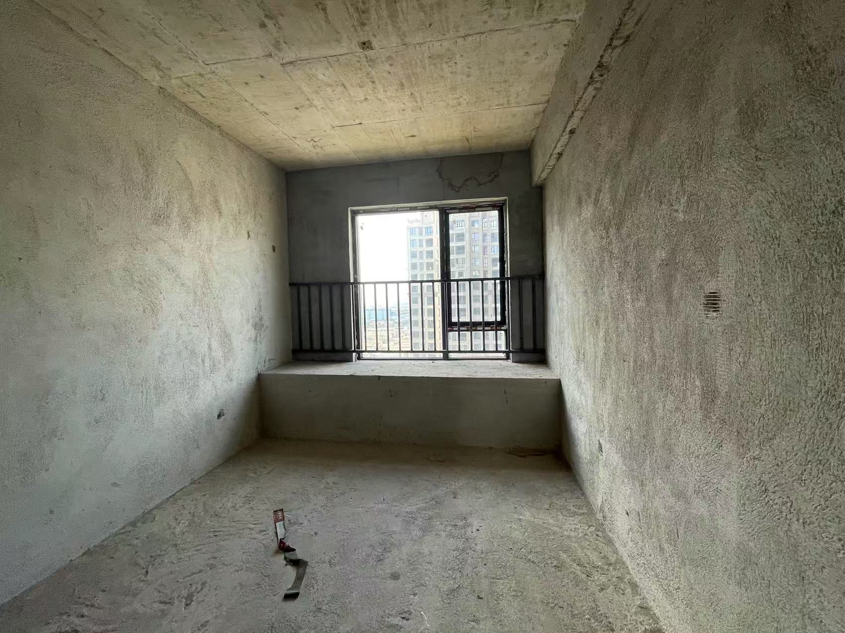 新合作外滩首府  4室2厅2卫    55.0万客厅