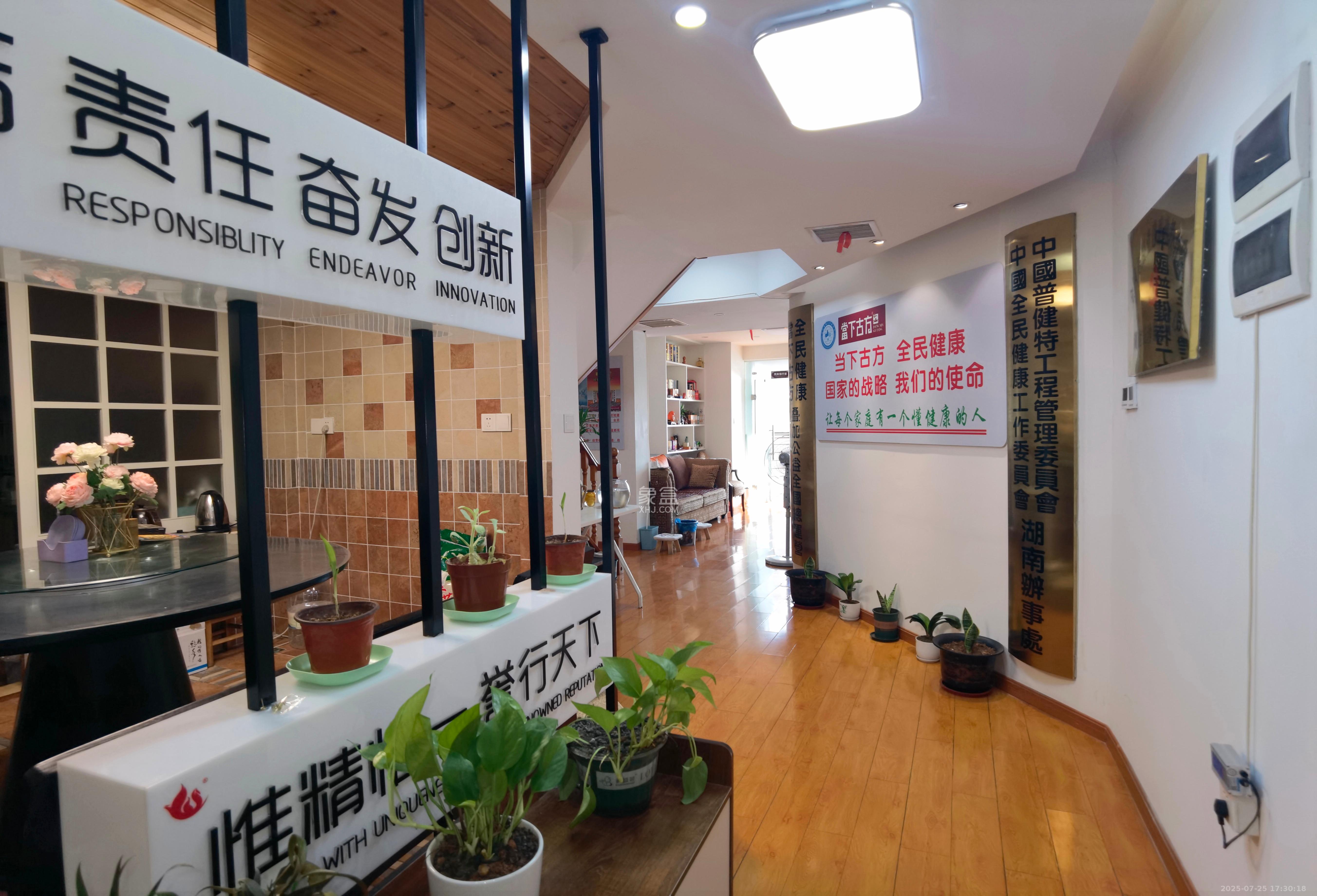 金色屋顶  4室2厅2卫   8000.00元/月室内图
