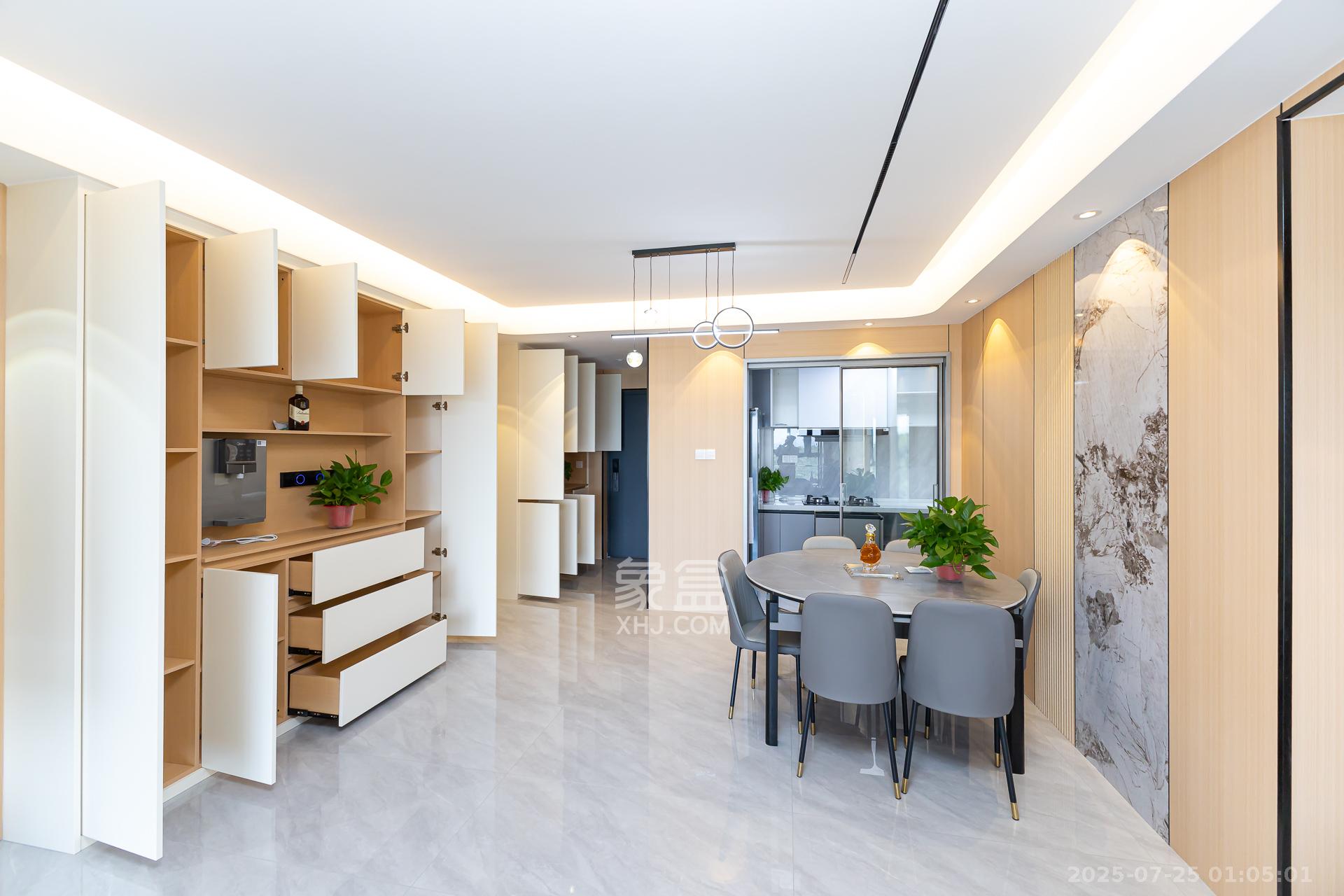 龙湖璟宸原著（龙湖紫宸）  4室2厅2卫    142.0万客厅