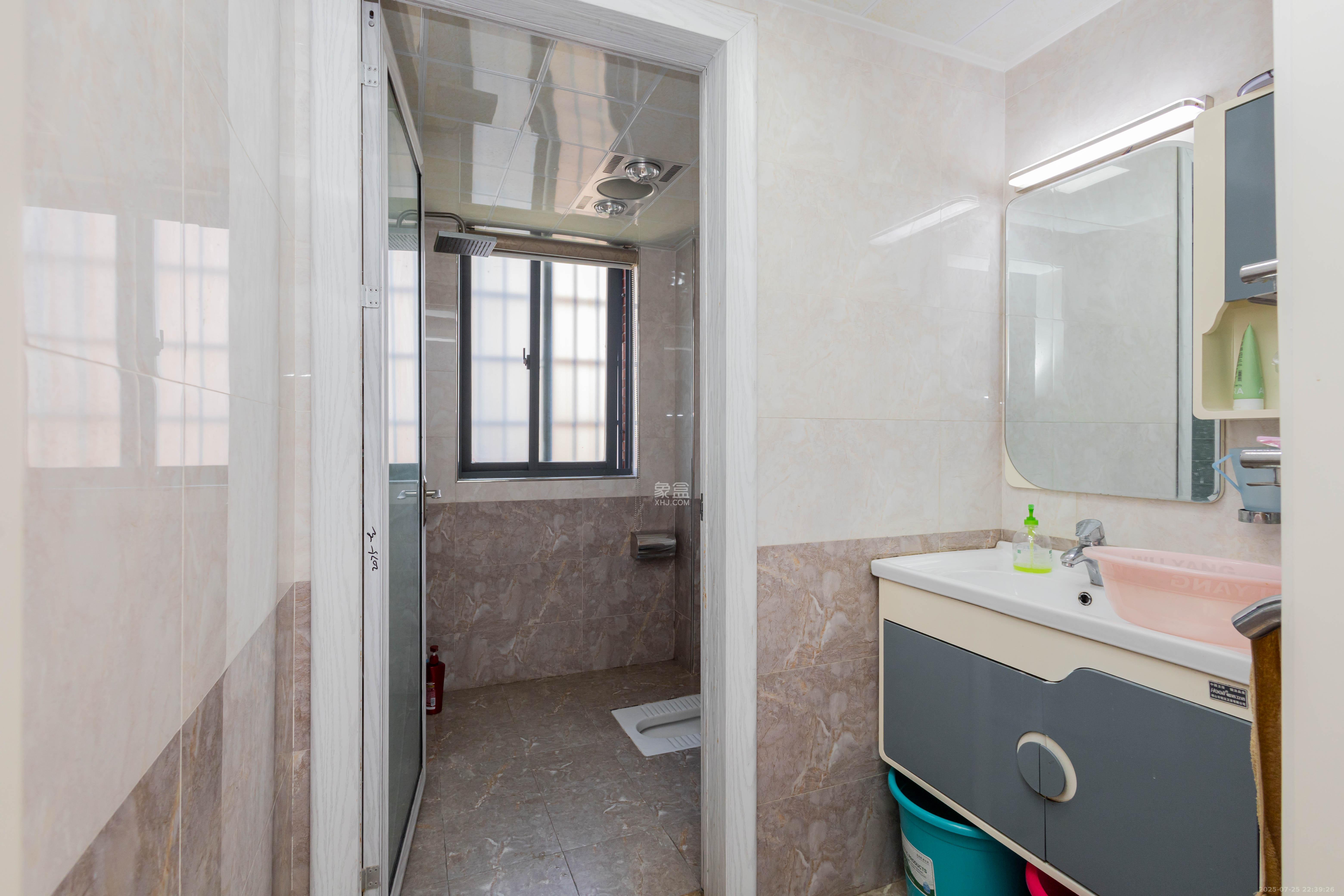 海德公园  4室2厅2卫    91.8万卫生间