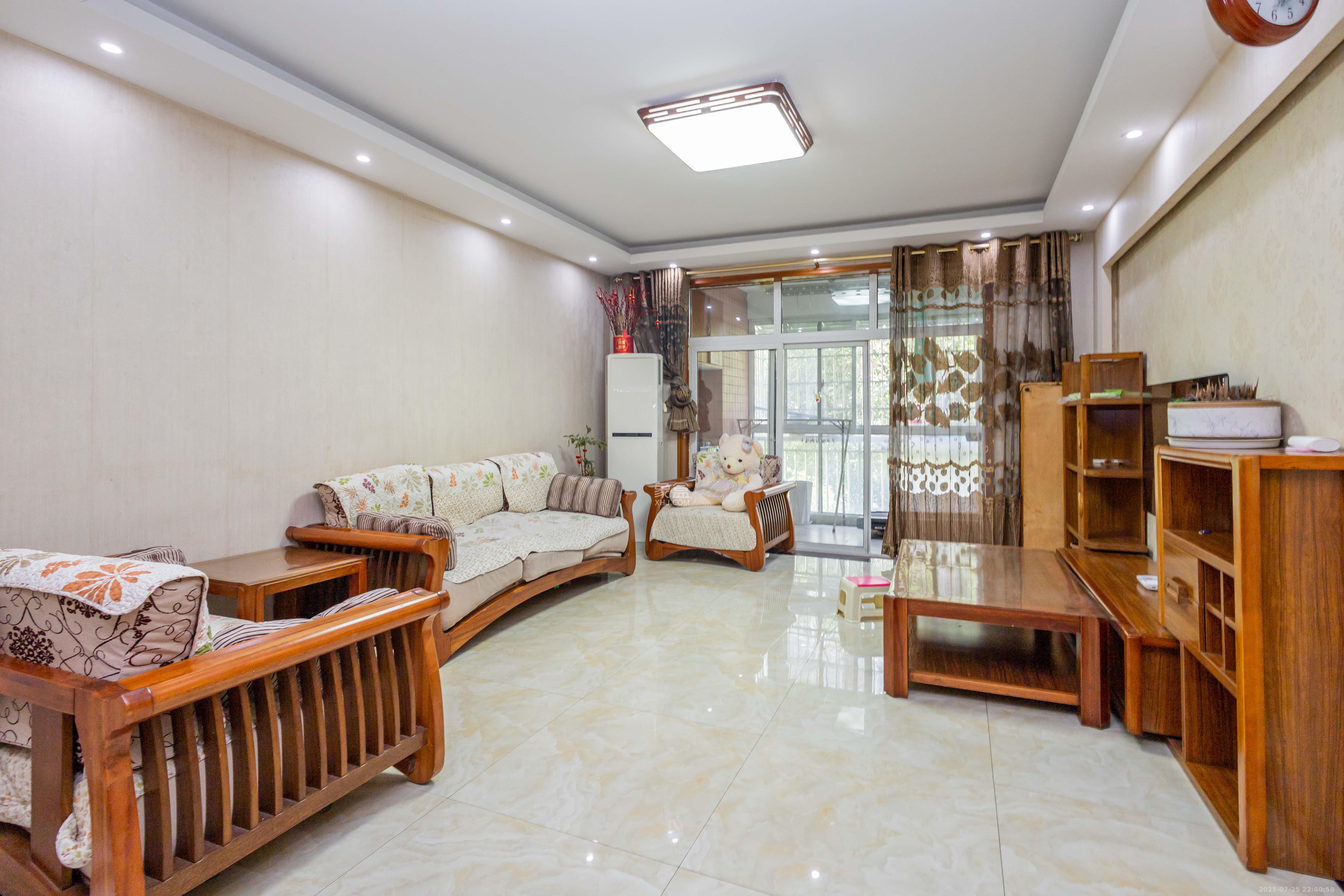 星城国际 3室2厅2卫 74.8万 星城国际 3室2厅2卫 74.8万客厅