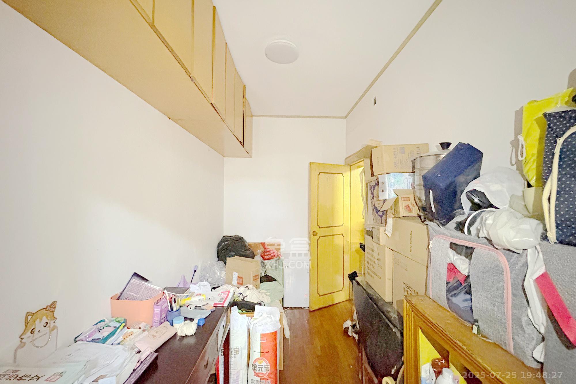 燕山街社区  3室2厅1卫   65.00万卧室