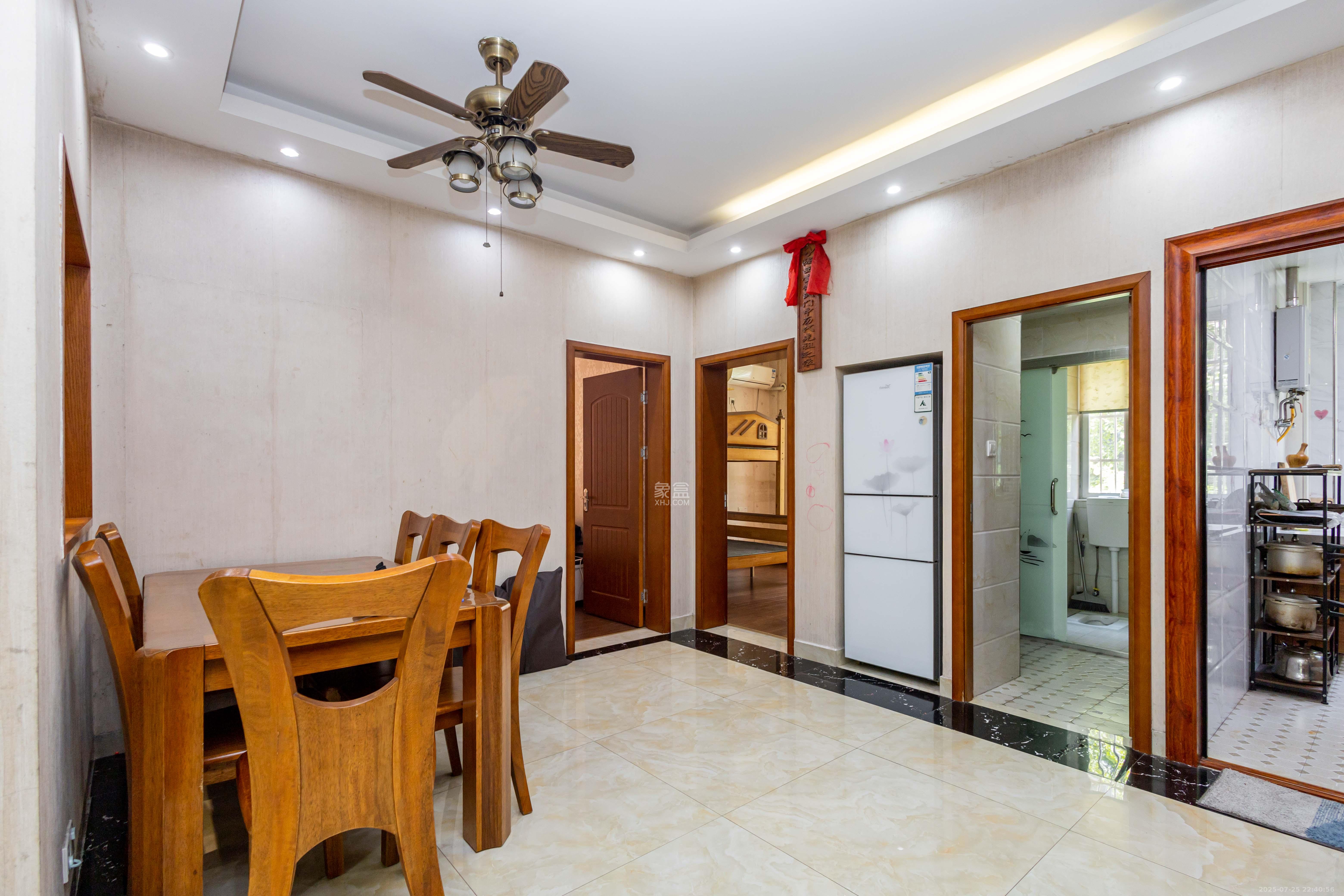 星城国际 3室2厅2卫 74.8万 星城国际 3室2厅2卫 74.8万客厅