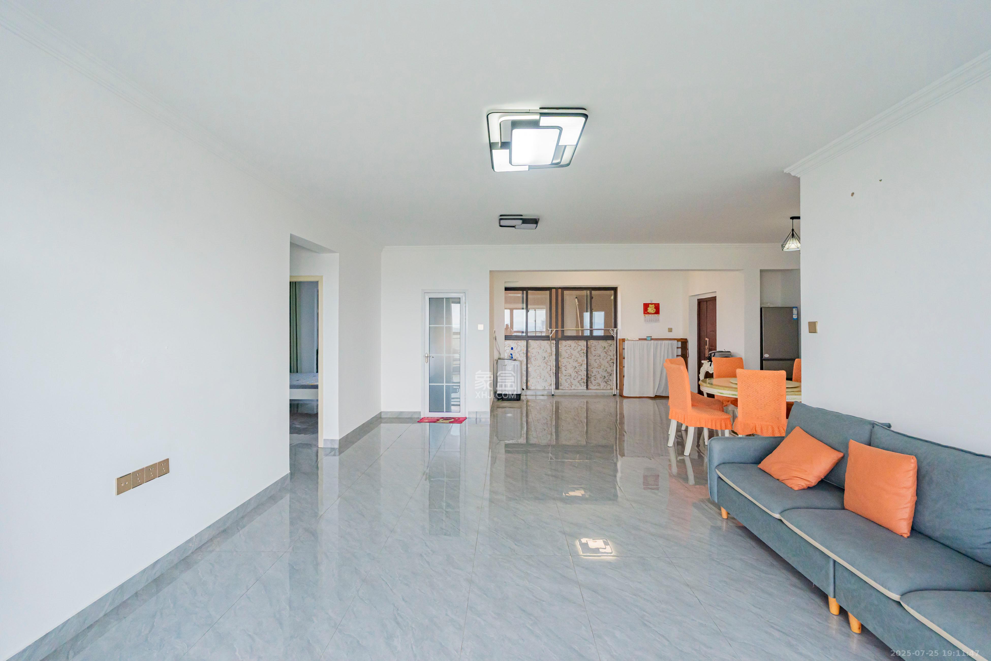 海洋半岛(月珑湾) 3室2厅2卫 128.0万 海洋半岛(月珑湾) 3室2厅2卫 128.0万客厅